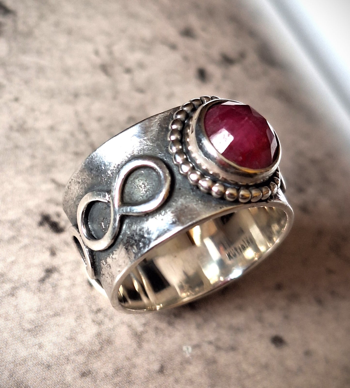 Anillo rubí infinito