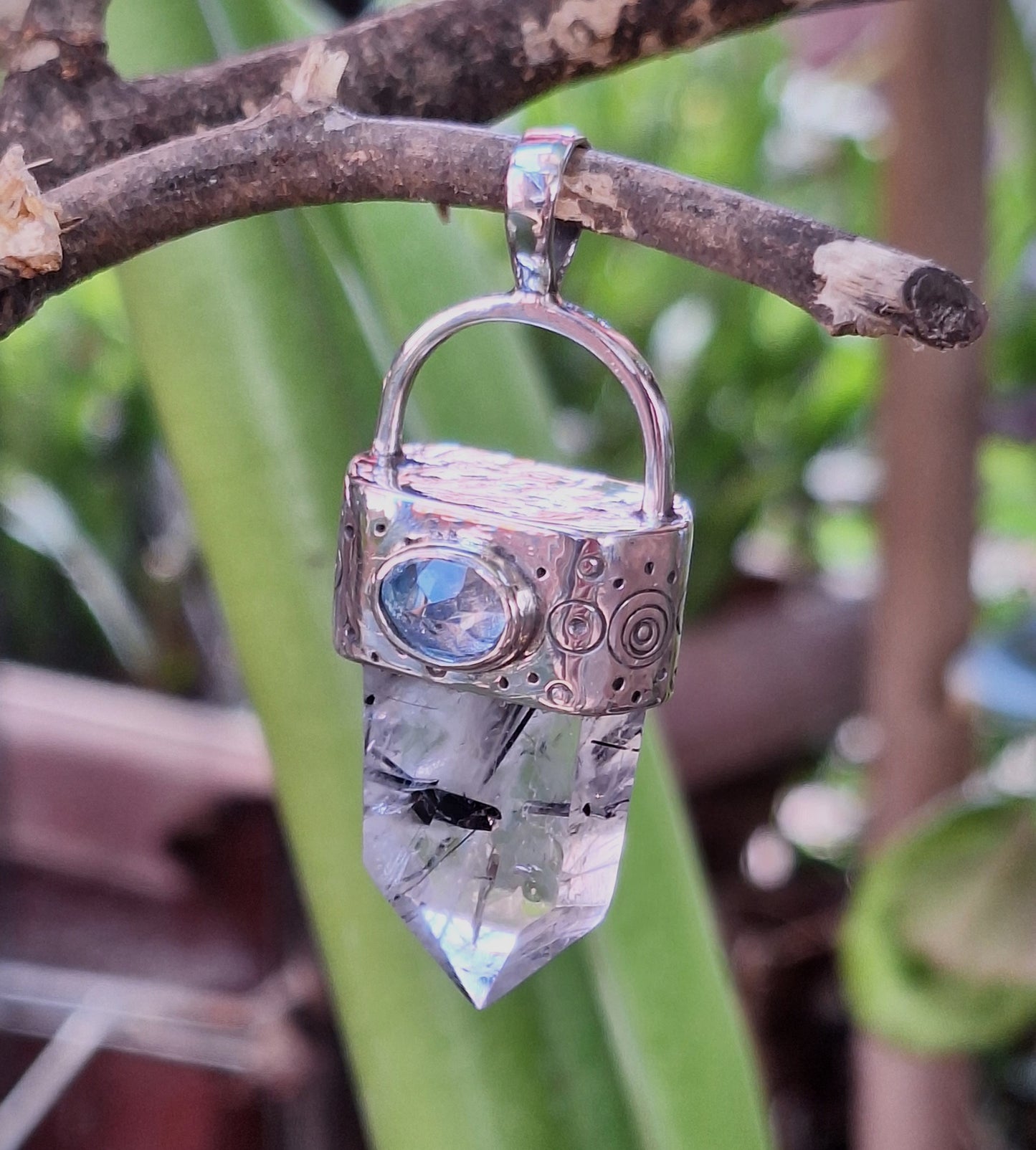 Colgante punta Cuarzo Turmalinado y Topacio