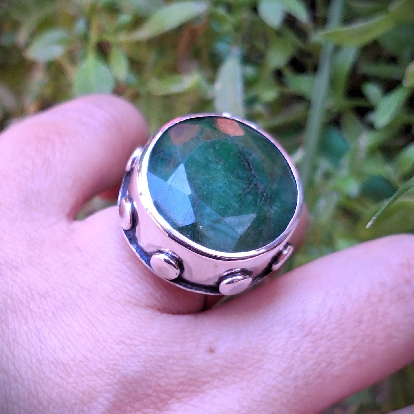 Anillo tachas Esmeralda