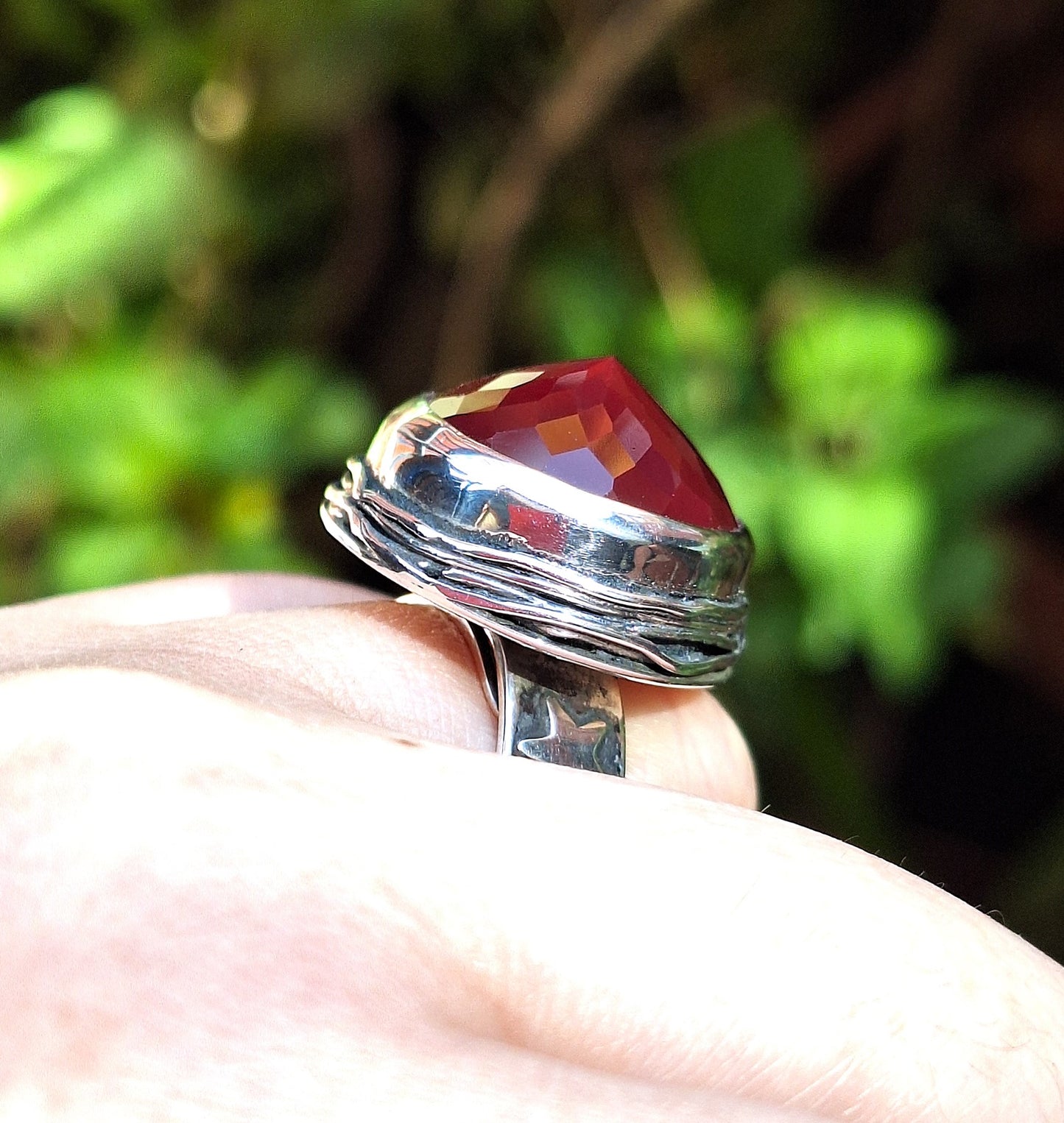 Anillo ónix rojo redondo nido