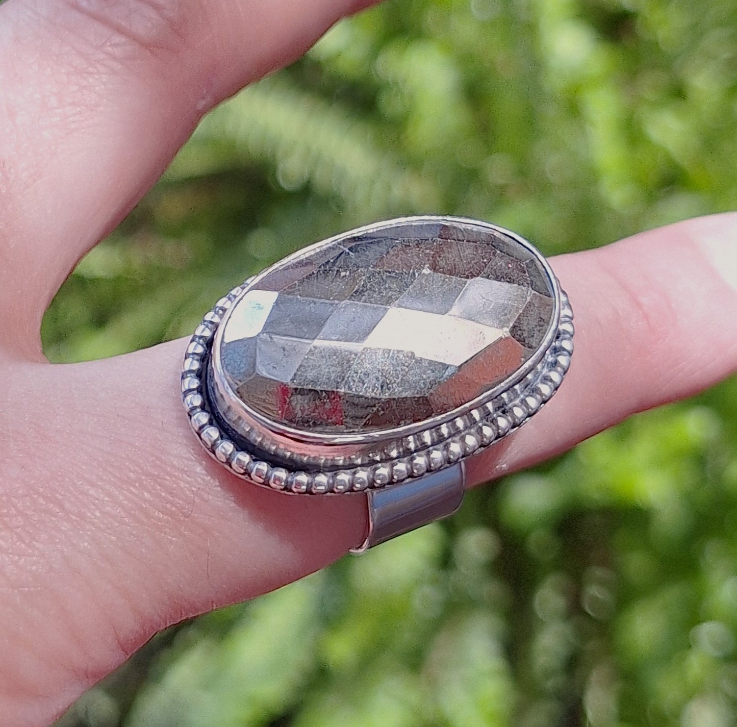 Anillo Pirita facetada con pelotitas