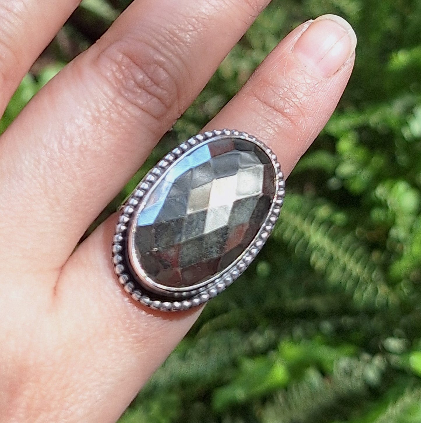 Anillo Pirita facetada con pelotitas
