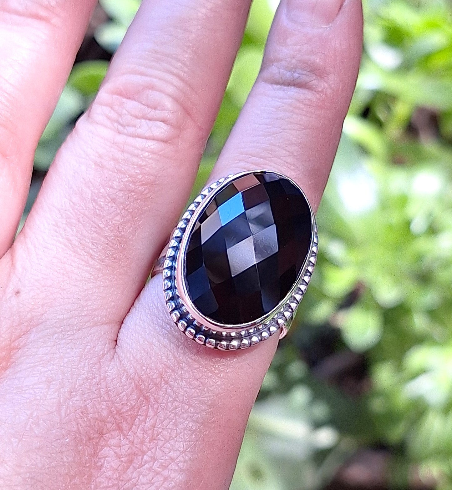 Anillo Ónix negro facetado con estrellas