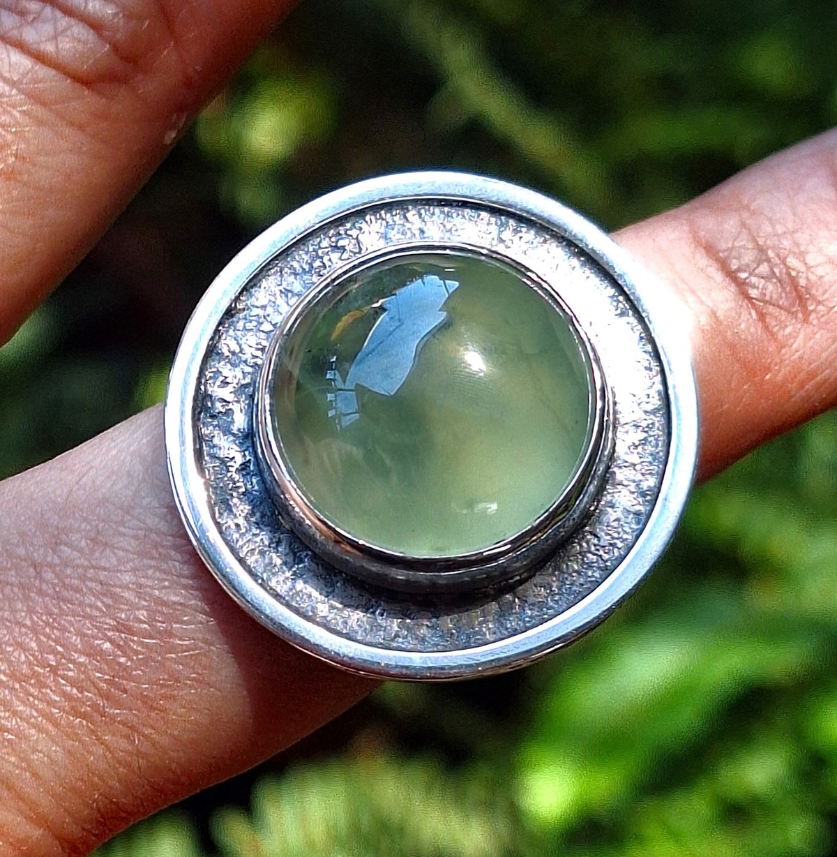 Anillo Prehnita redonda envejecido
