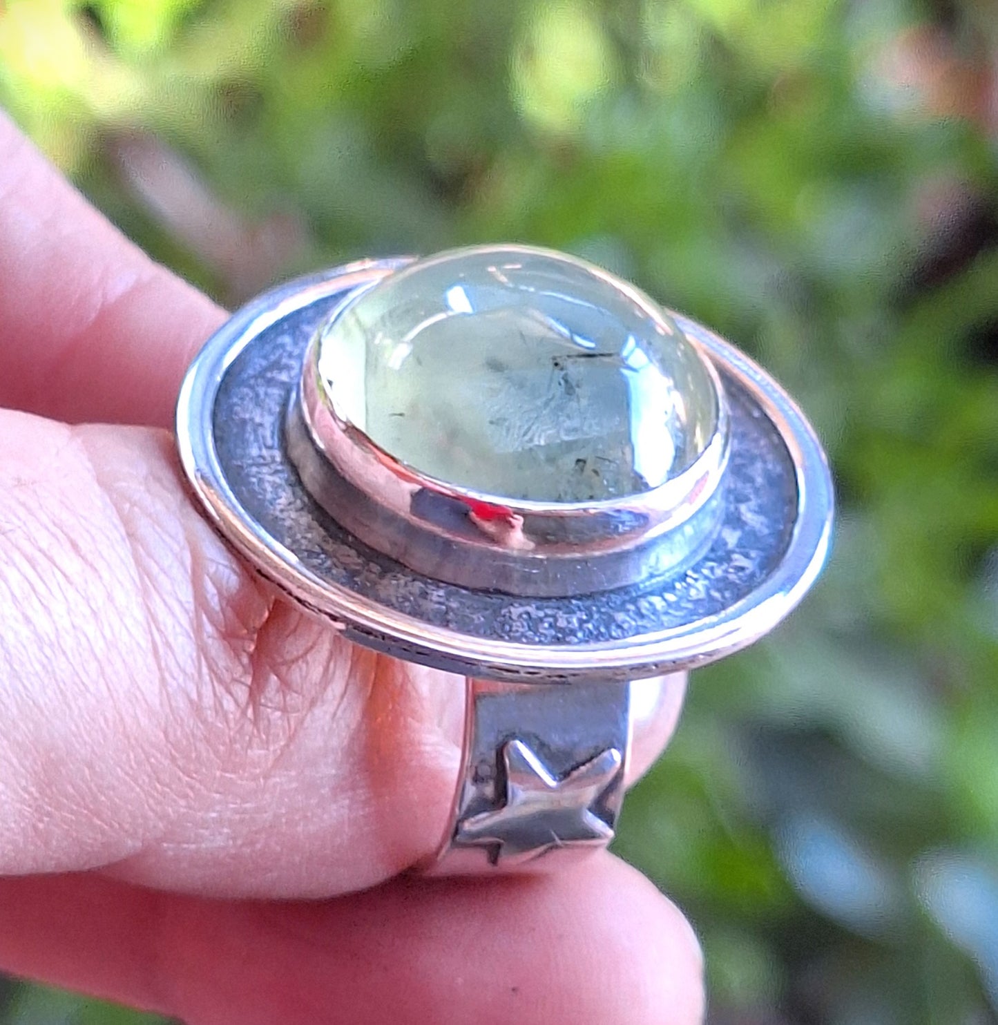Anillo Prehnita redonda envejecido
