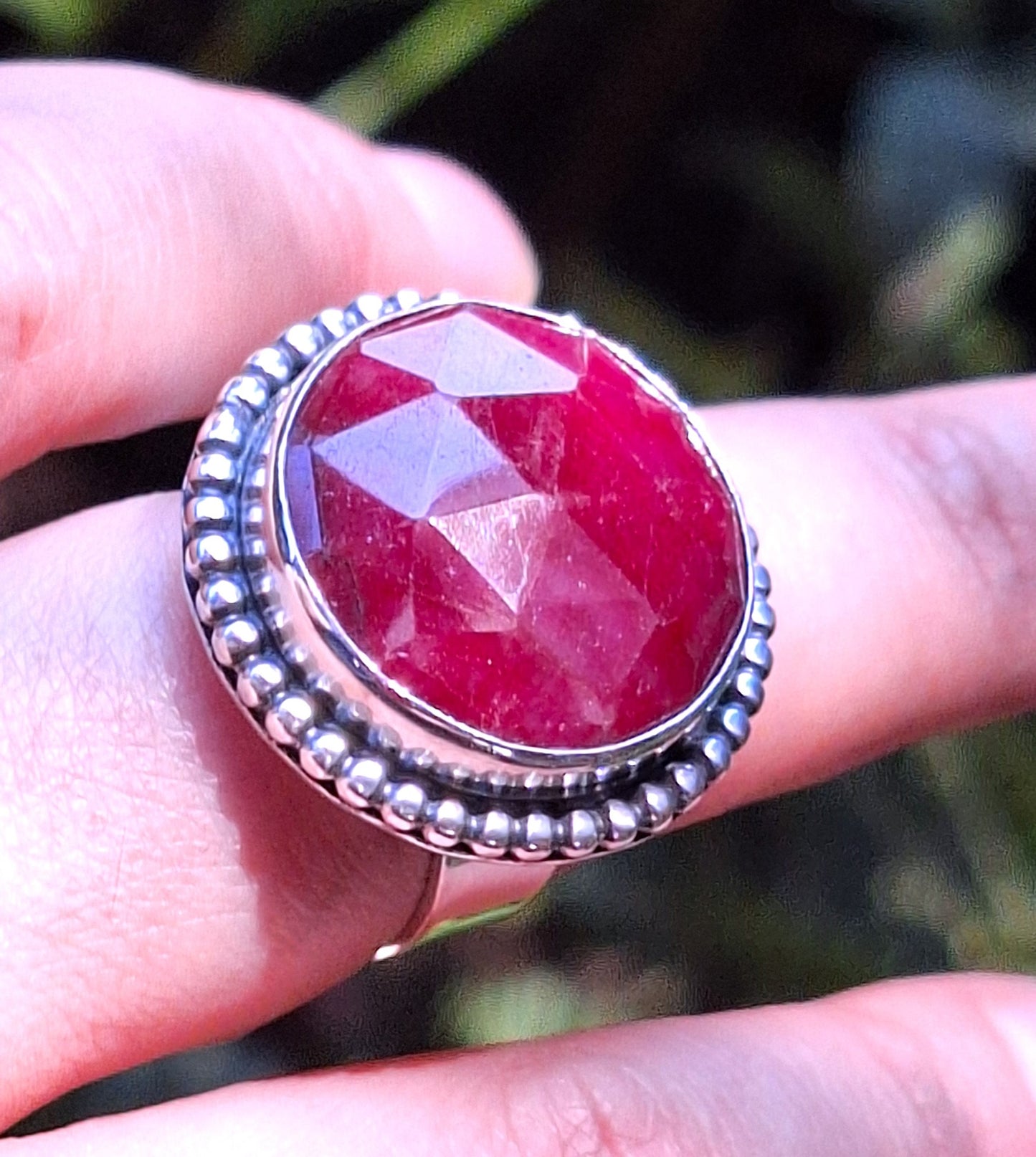 Anillo rubí facetado y pelotitas