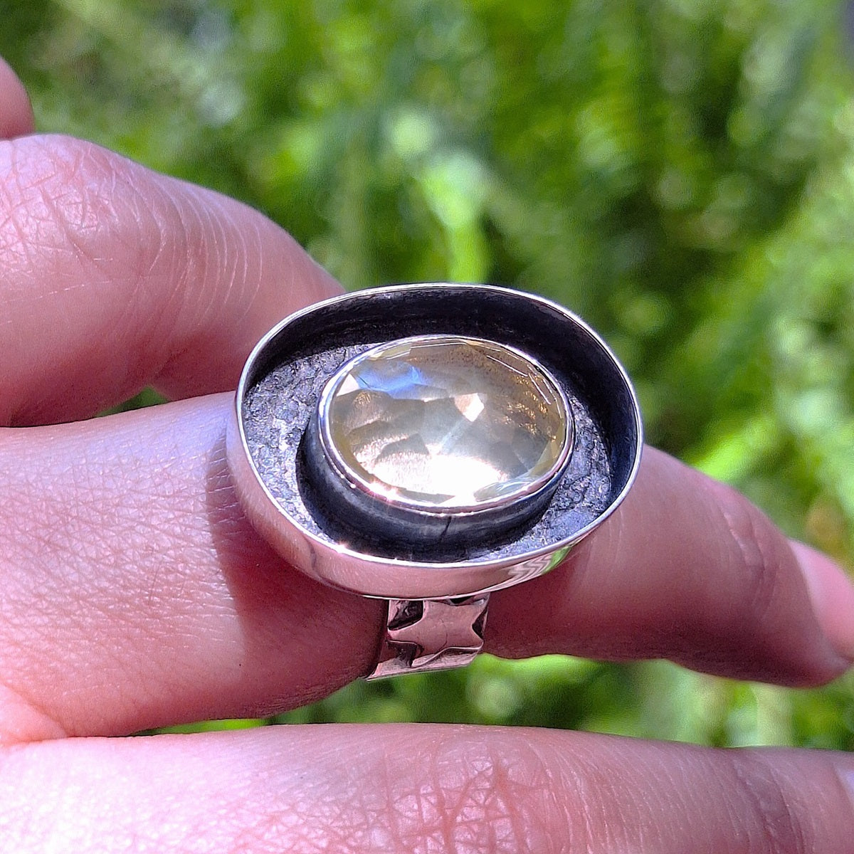 Anillo Cuarzo Limón oval envejecido con estrellas