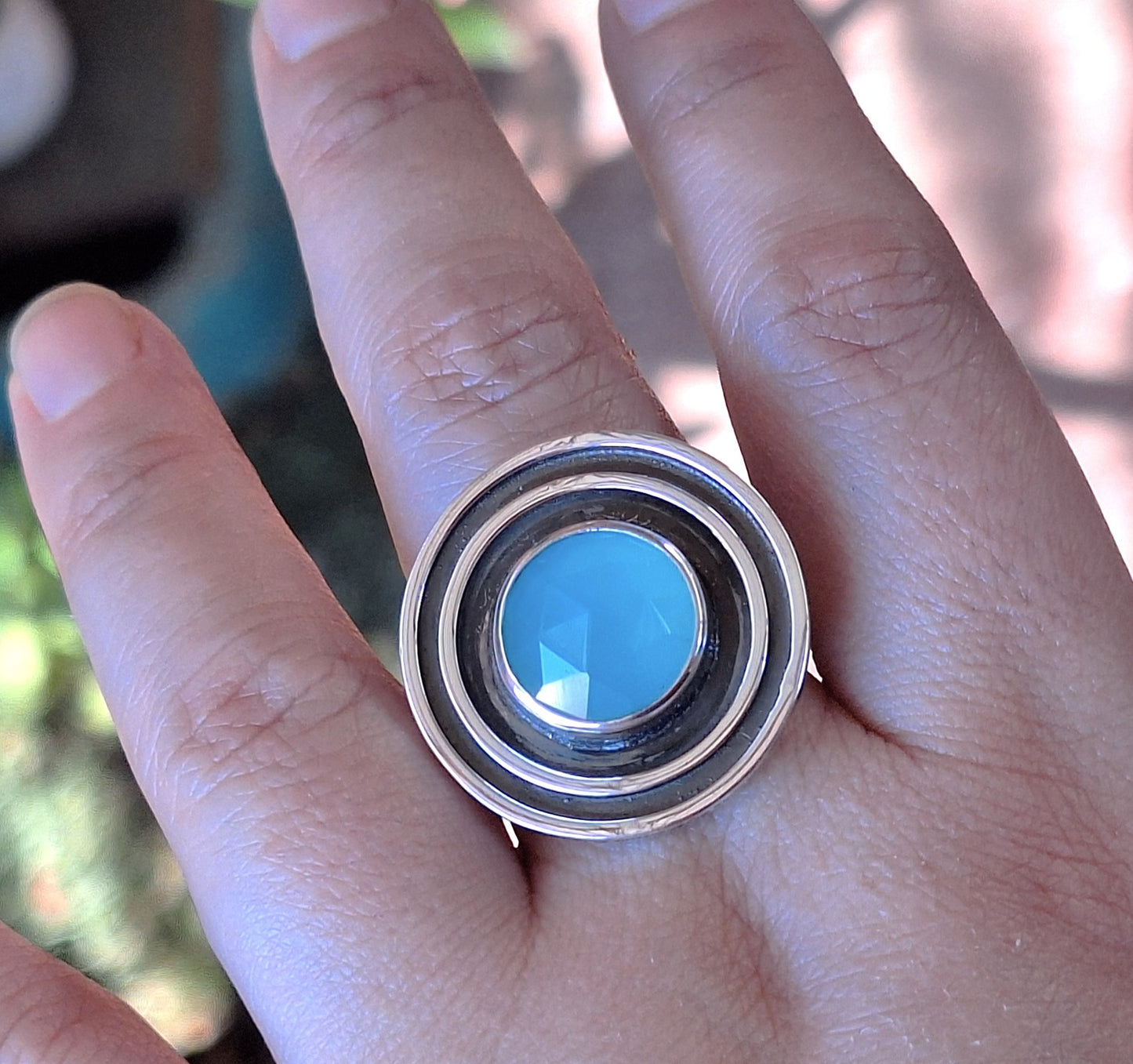 Anillo calcedonia celeste facetada círculos