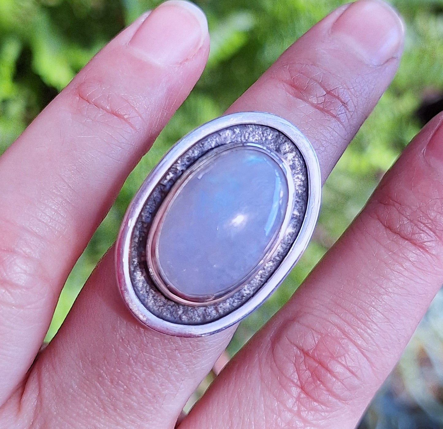 Anillo piedra luna arcoíris envejecido