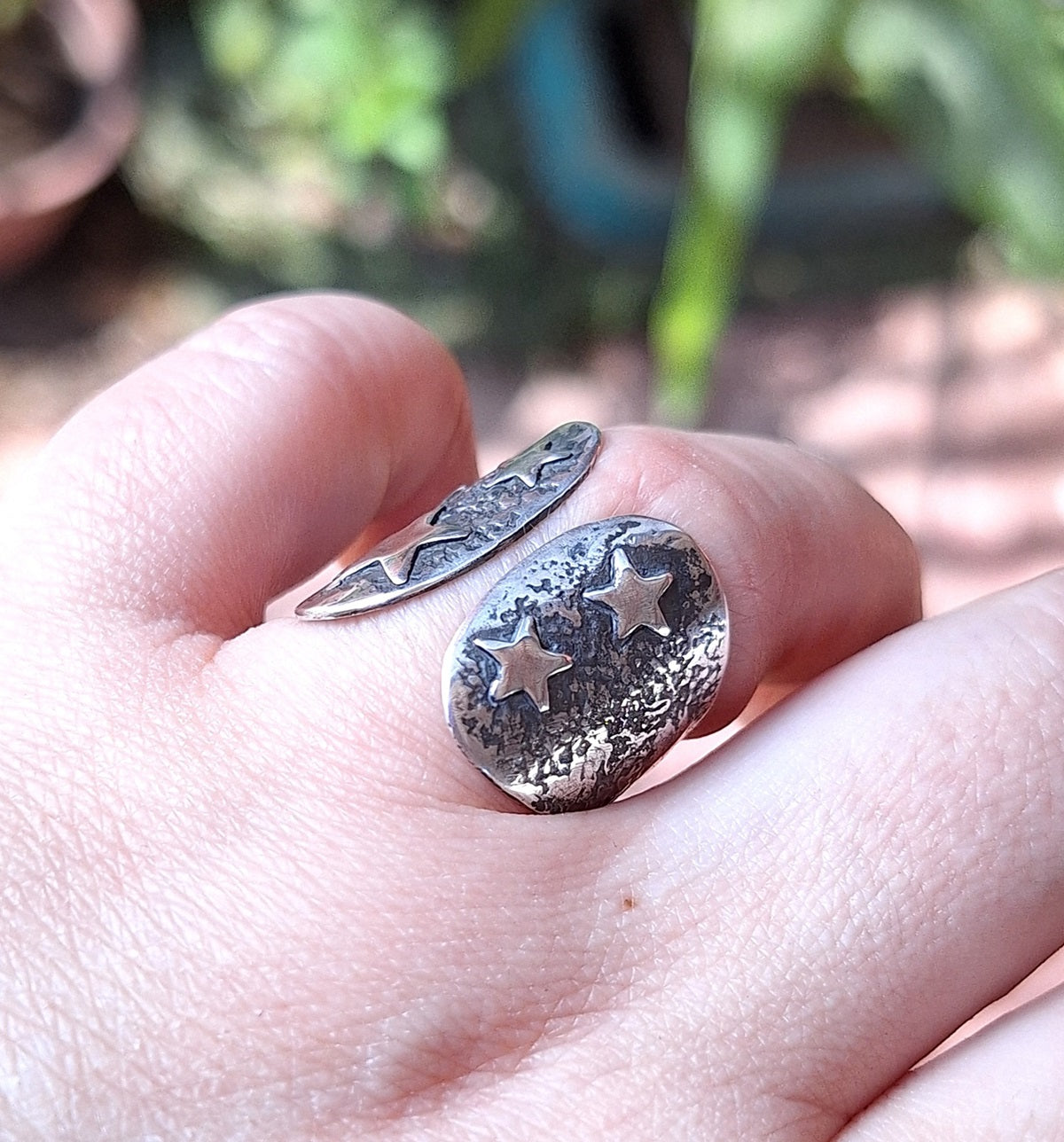 Anillo abierto reticulado con estrellas