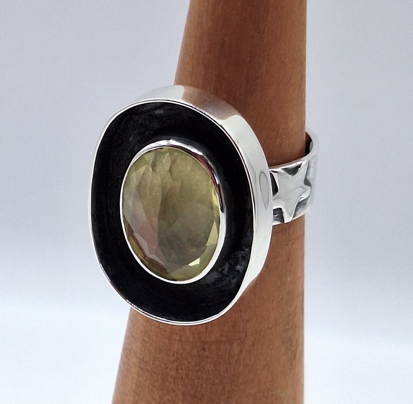 Anillo Cuarzo Limón oval envejecido con estrellas