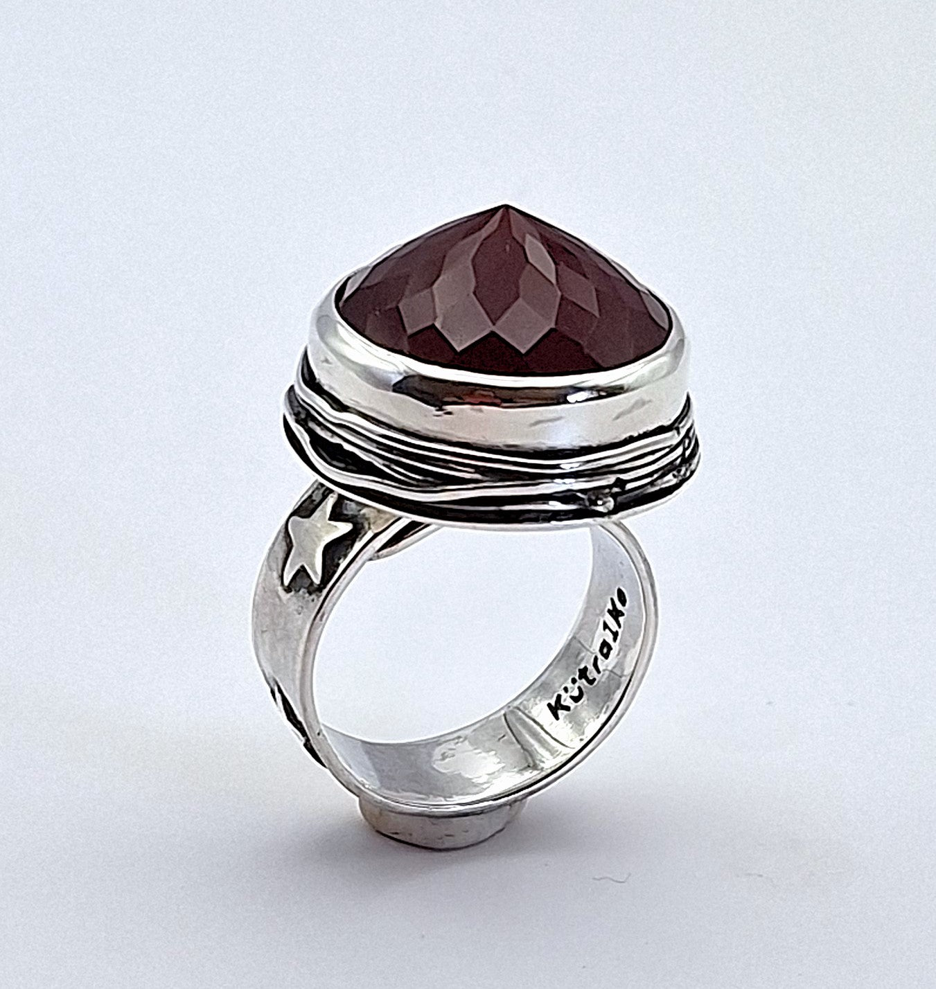 Anillo ónix rojo redondo nido