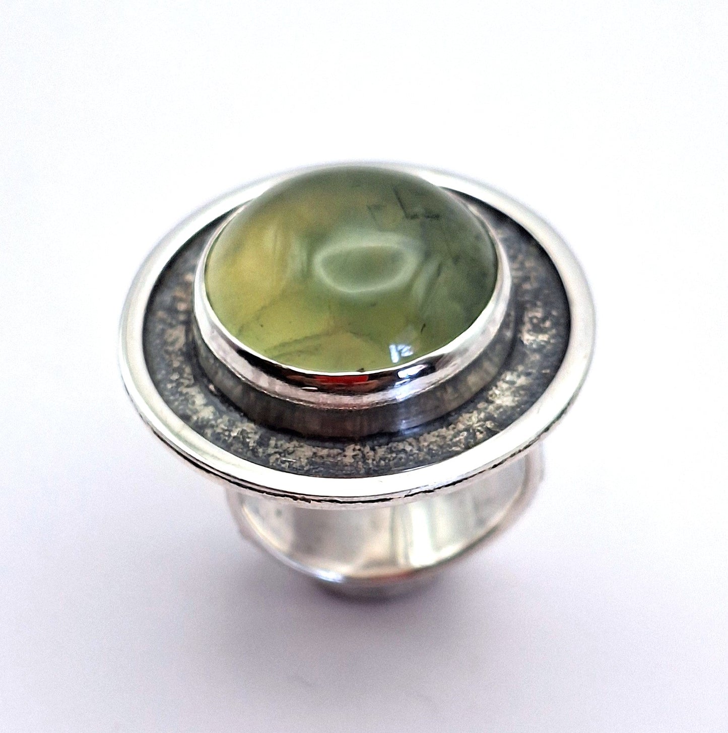 Anillo Prehnita redonda envejecido