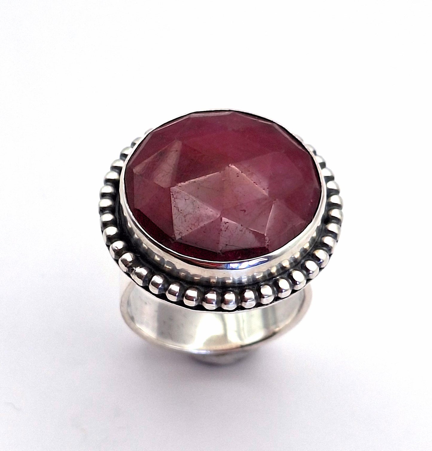 Anillo rubí facetado y pelotitas