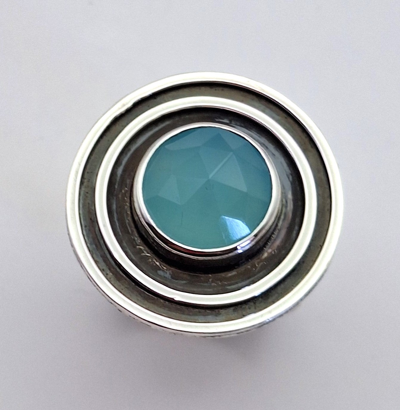 Anillo calcedonia celeste facetada círculos
