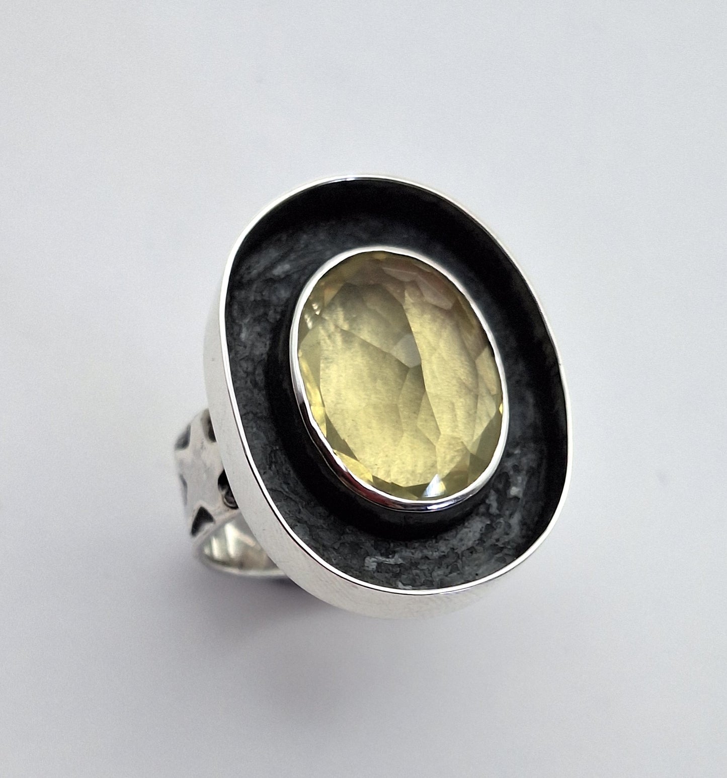 Anillo Cuarzo Limón oval envejecido con estrellas