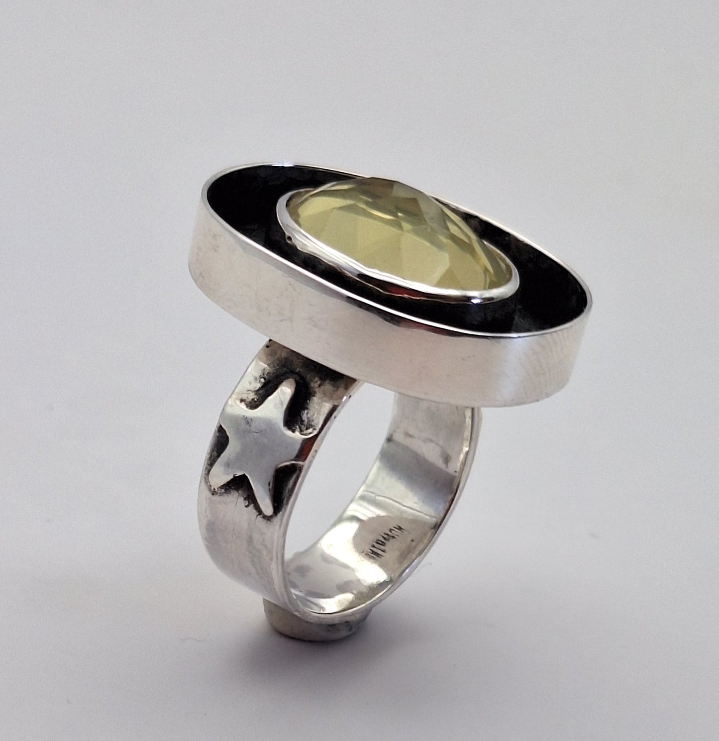 Anillo Cuarzo Limón oval envejecido con estrellas
