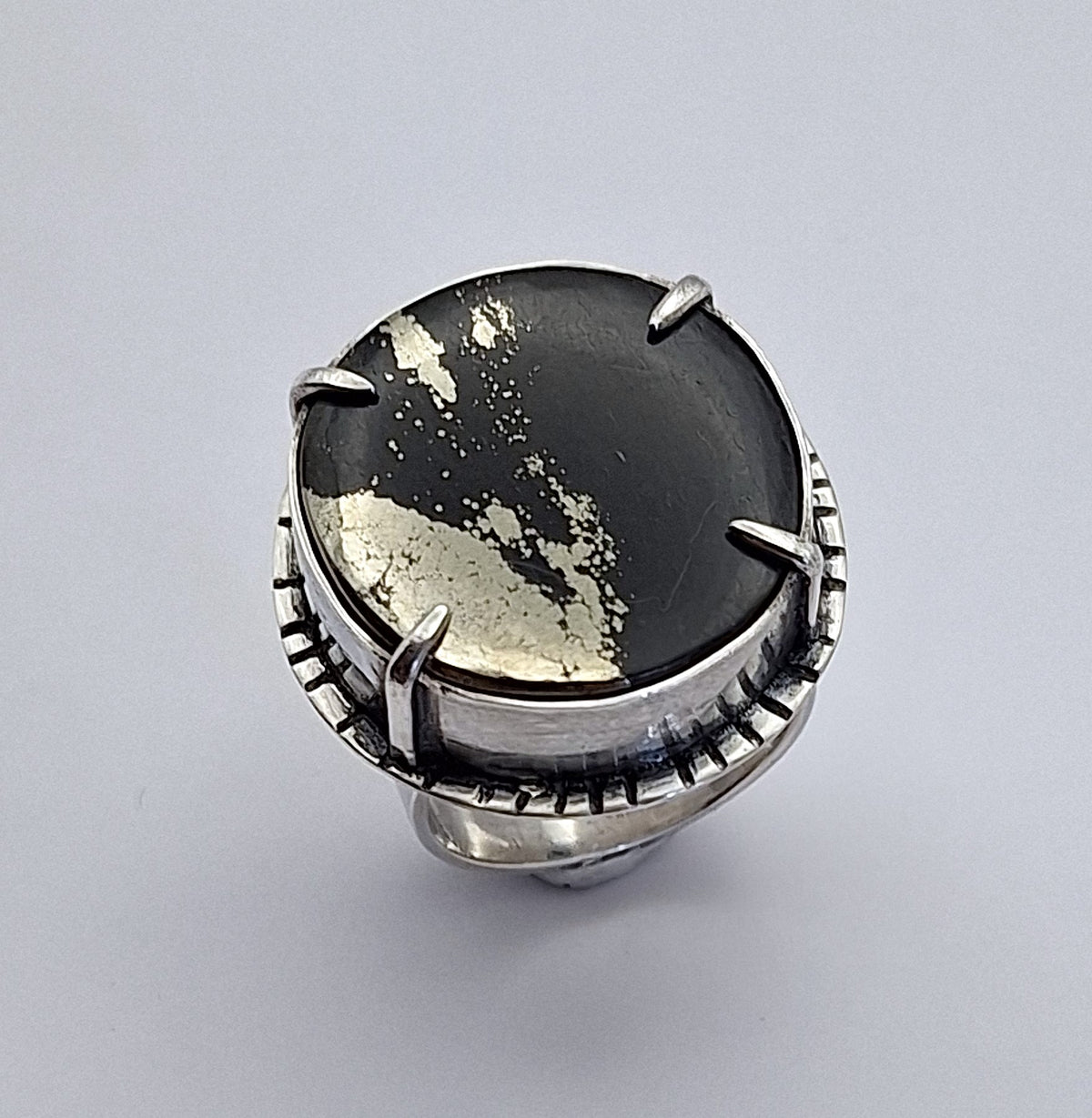 Anillo Pirita redondo con garras