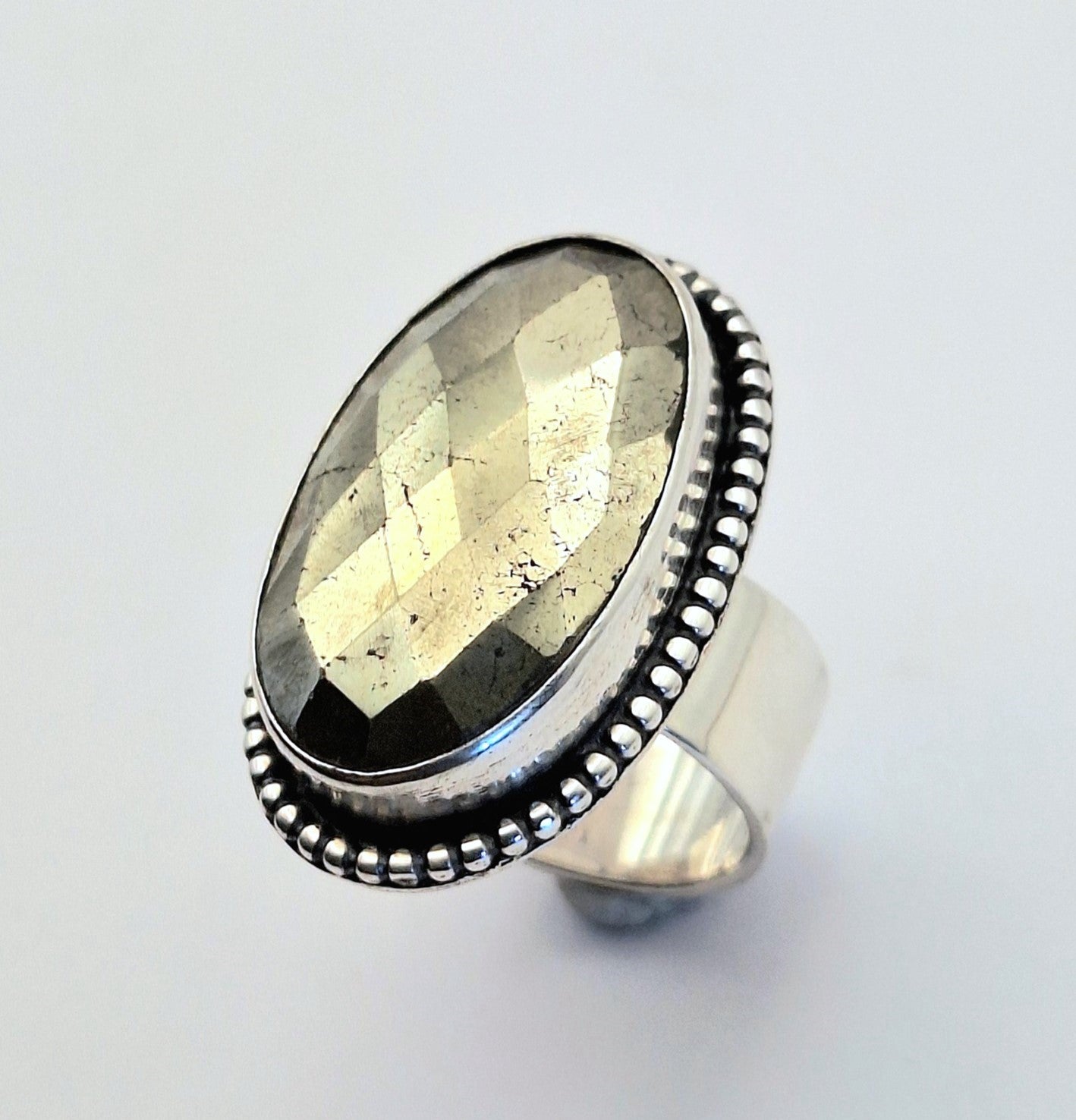 Anillo Pirita facetada con pelotitas