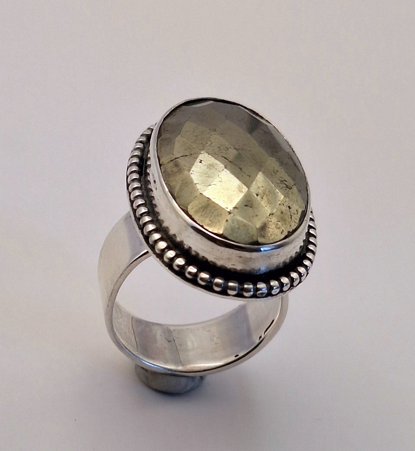 Anillo Pirita facetada con pelotitas