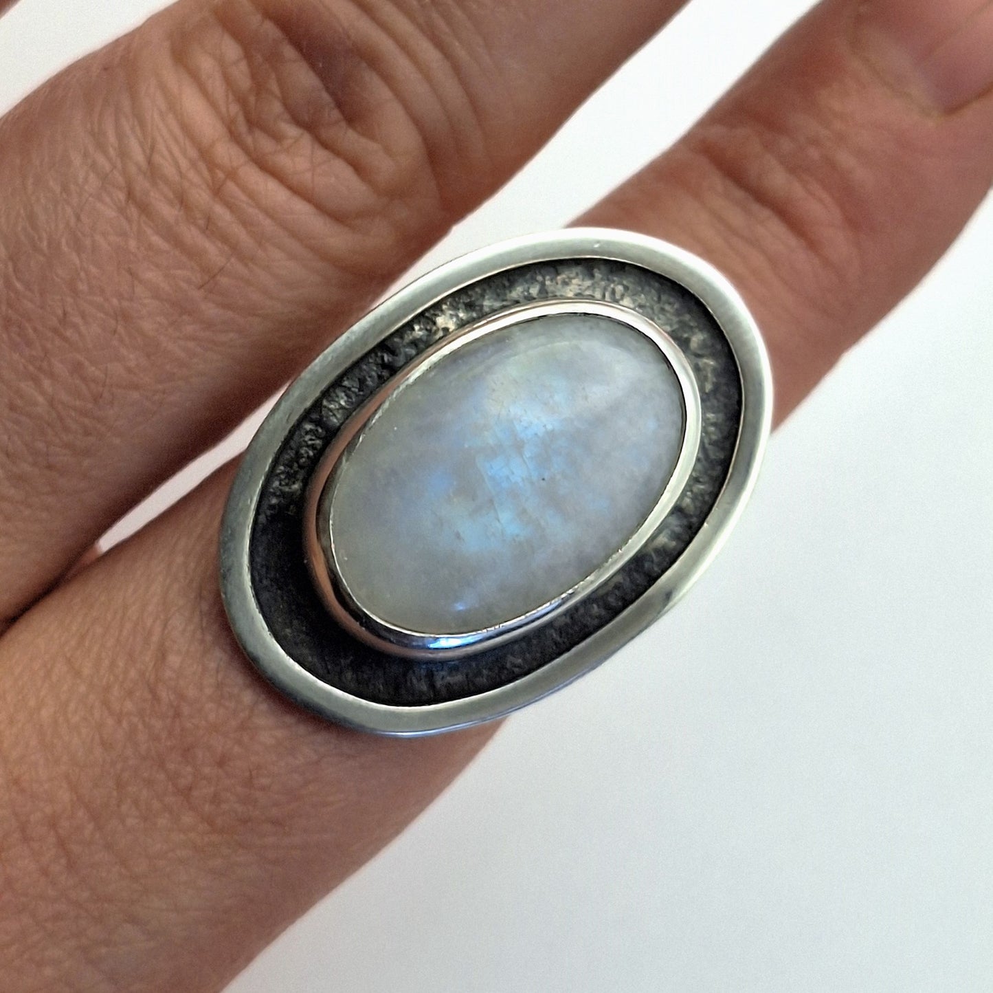 Anillo piedra luna arcoíris envejecido