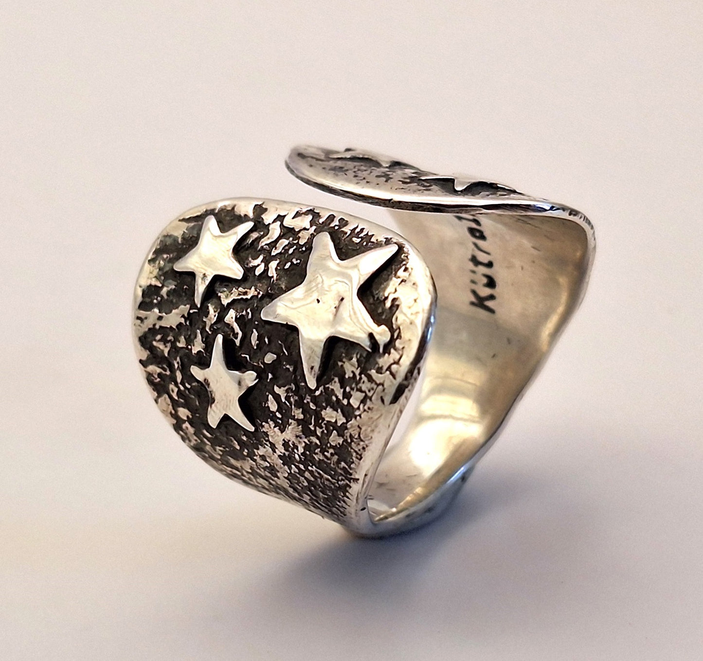Anillo abierto reticulado con estrellas