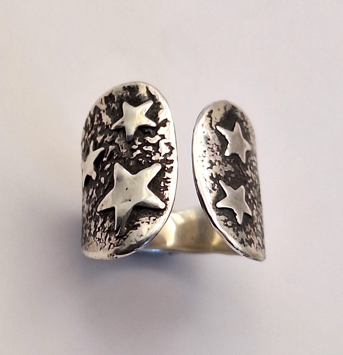 Anillo abierto reticulado con estrellas