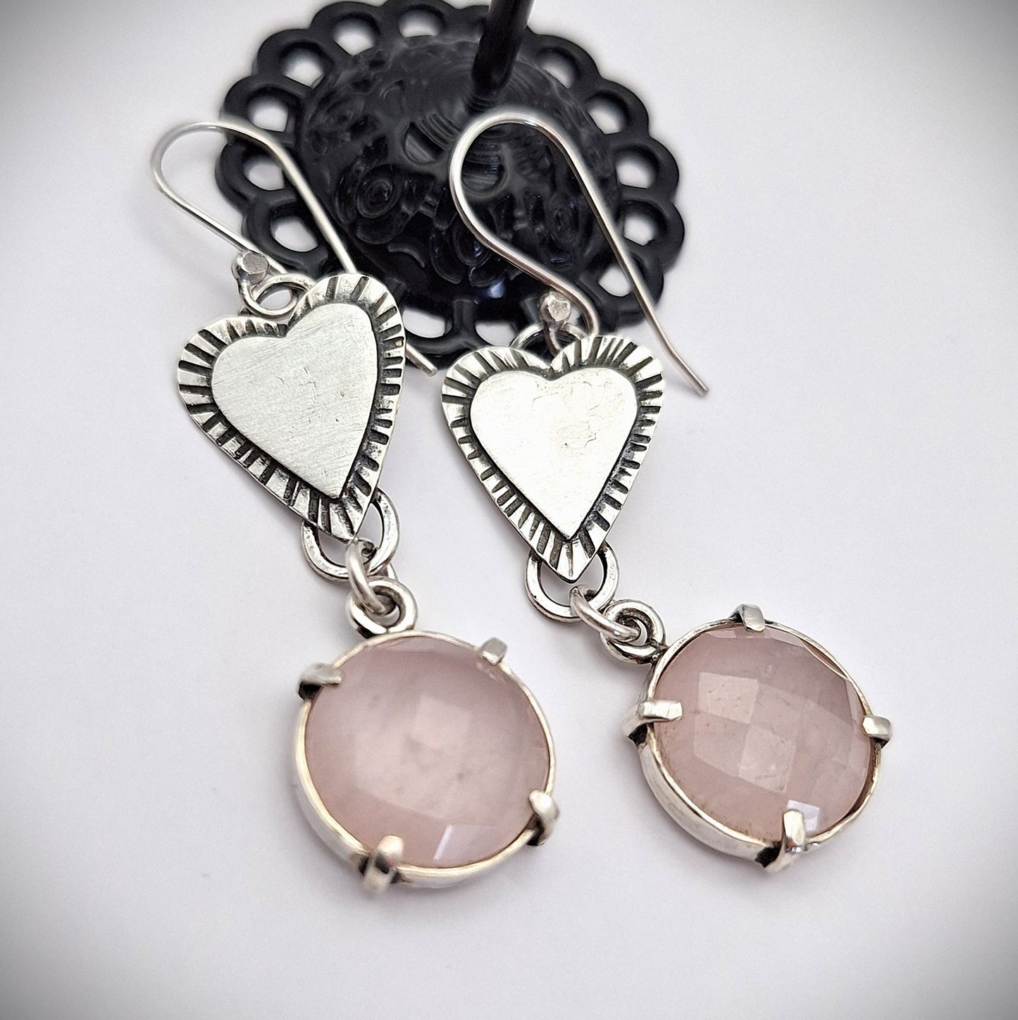 Aros corazones y cuarzo rosa facetado