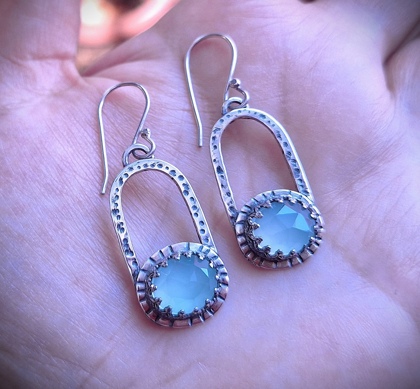 Aros calcedonia celeste borde corona
