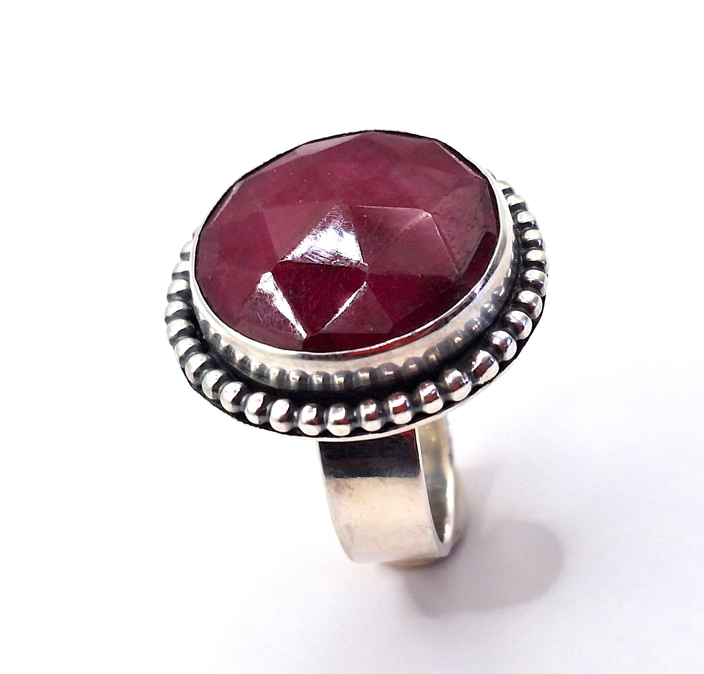 Anillo rubí facetado y pelotitas