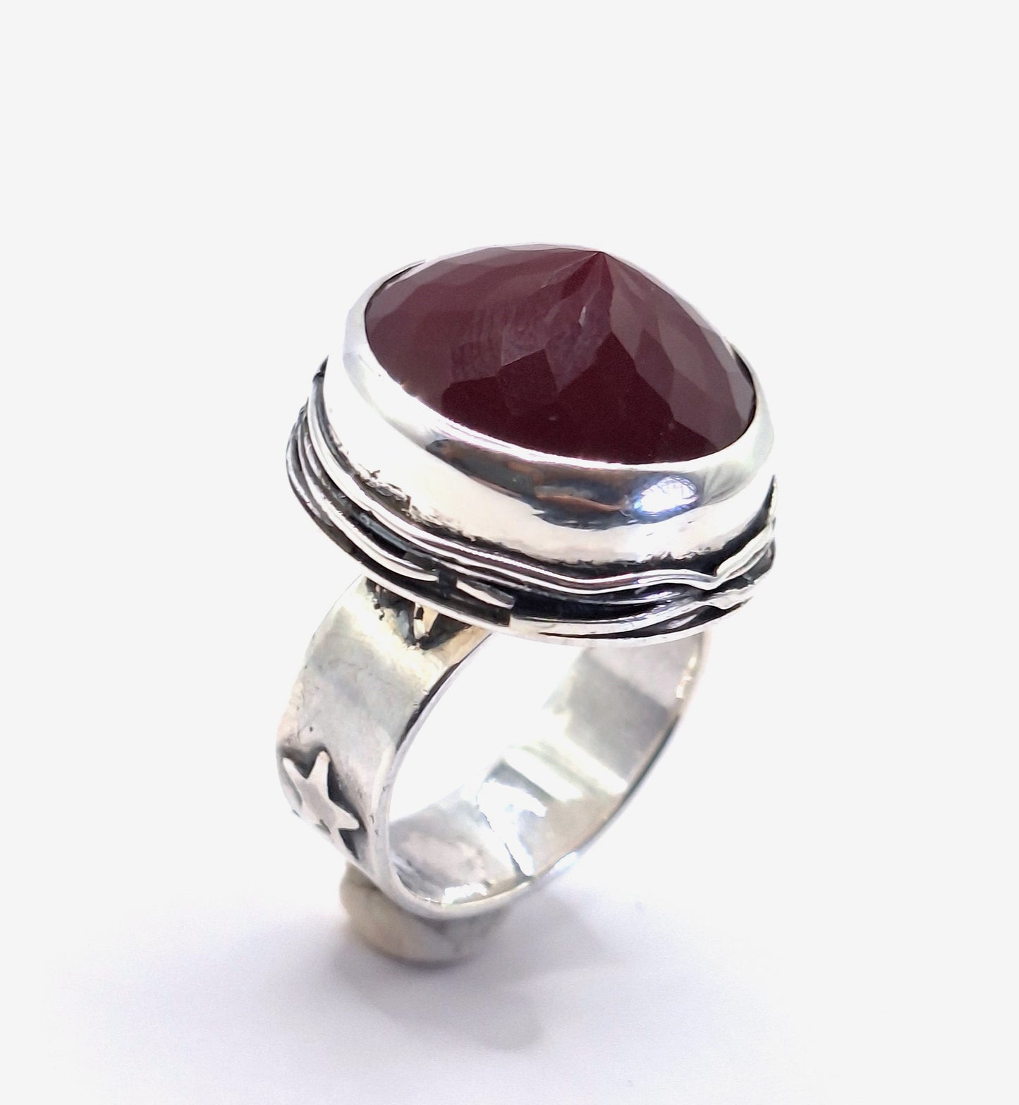 Anillo ónix rojo redondo nido