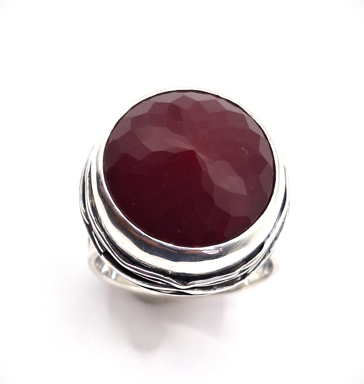 Anillo ónix rojo redondo nido