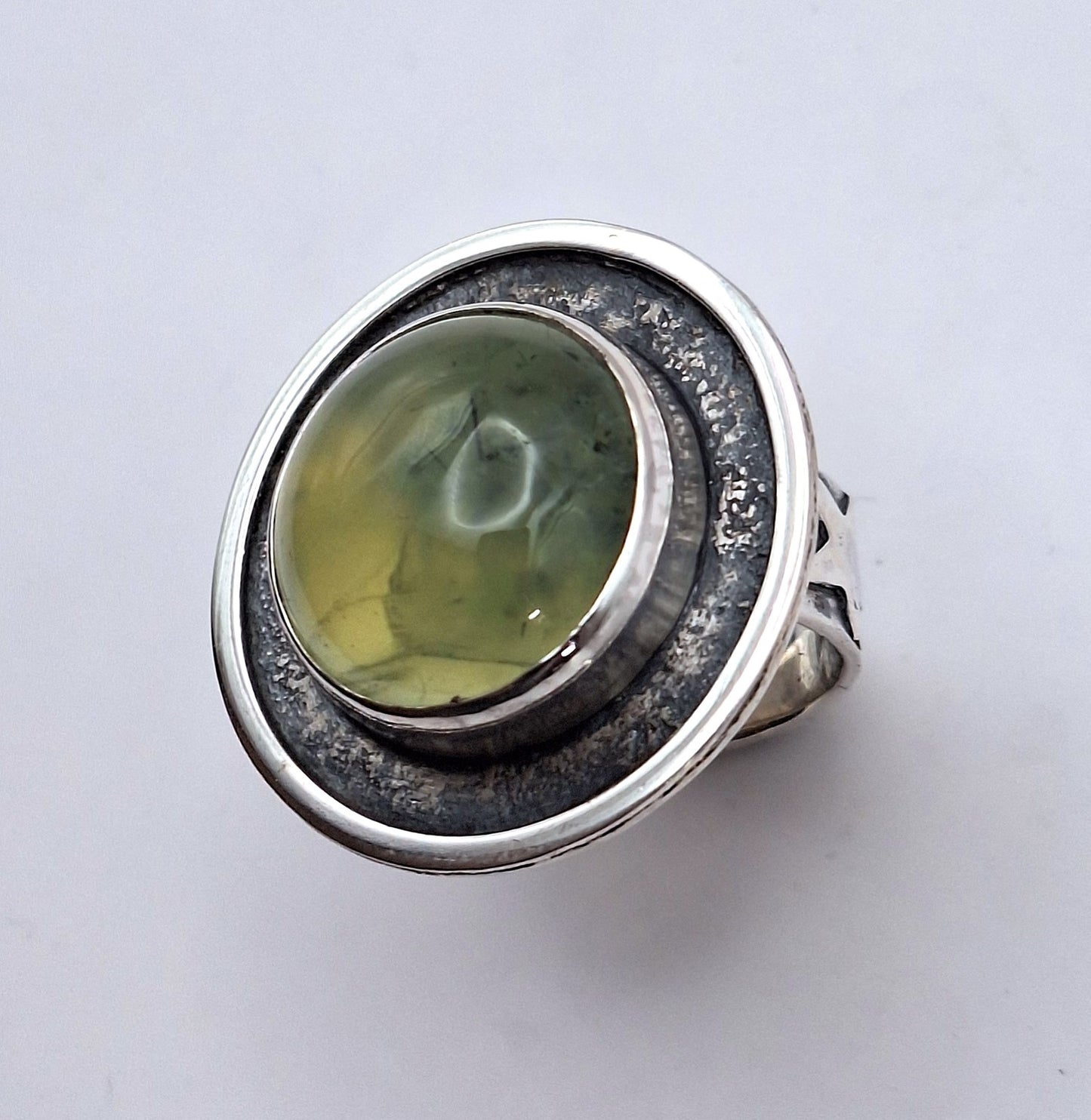 Anillo Prehnita redonda envejecido