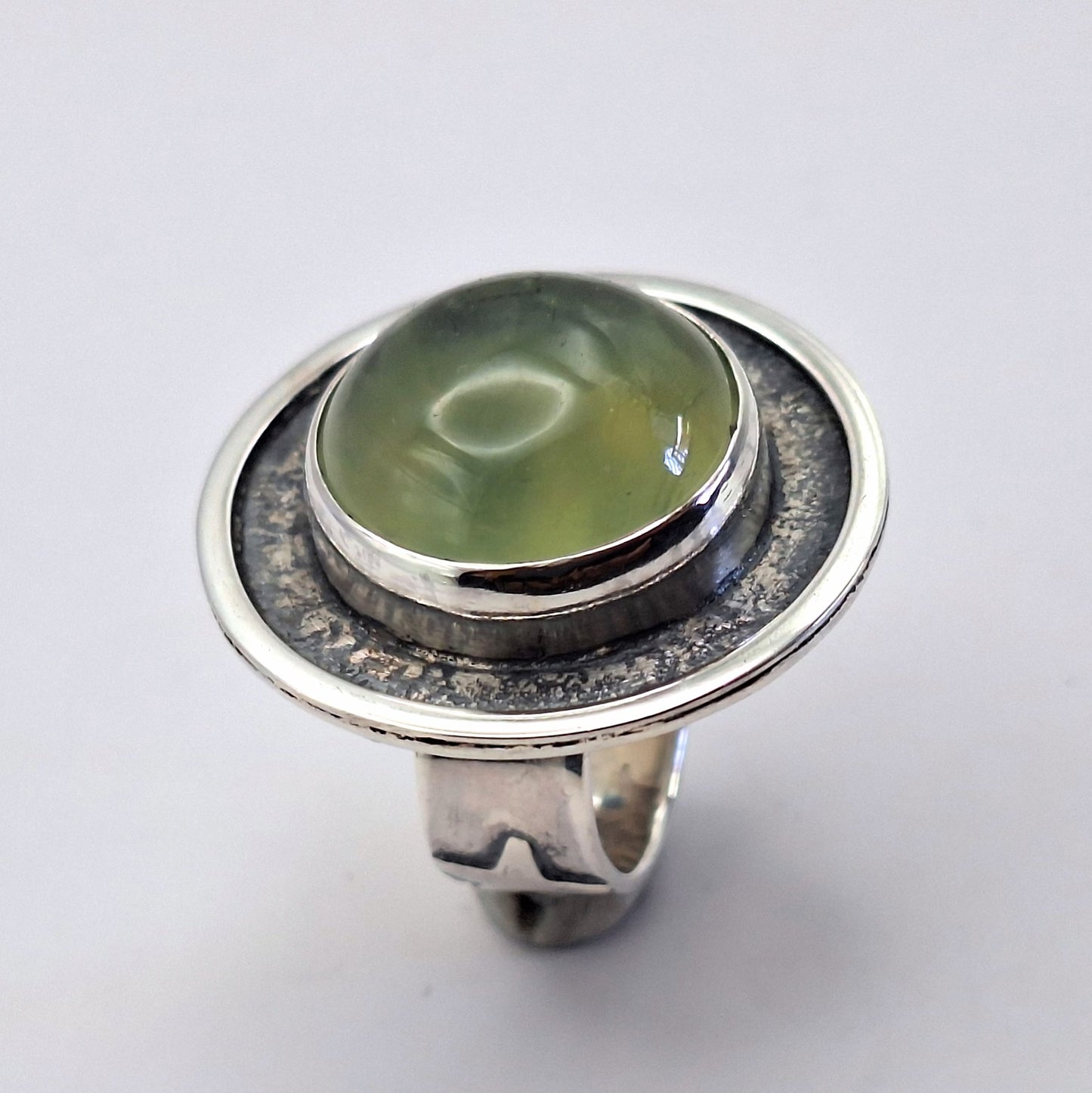 Anillo Prehnita redonda envejecido
