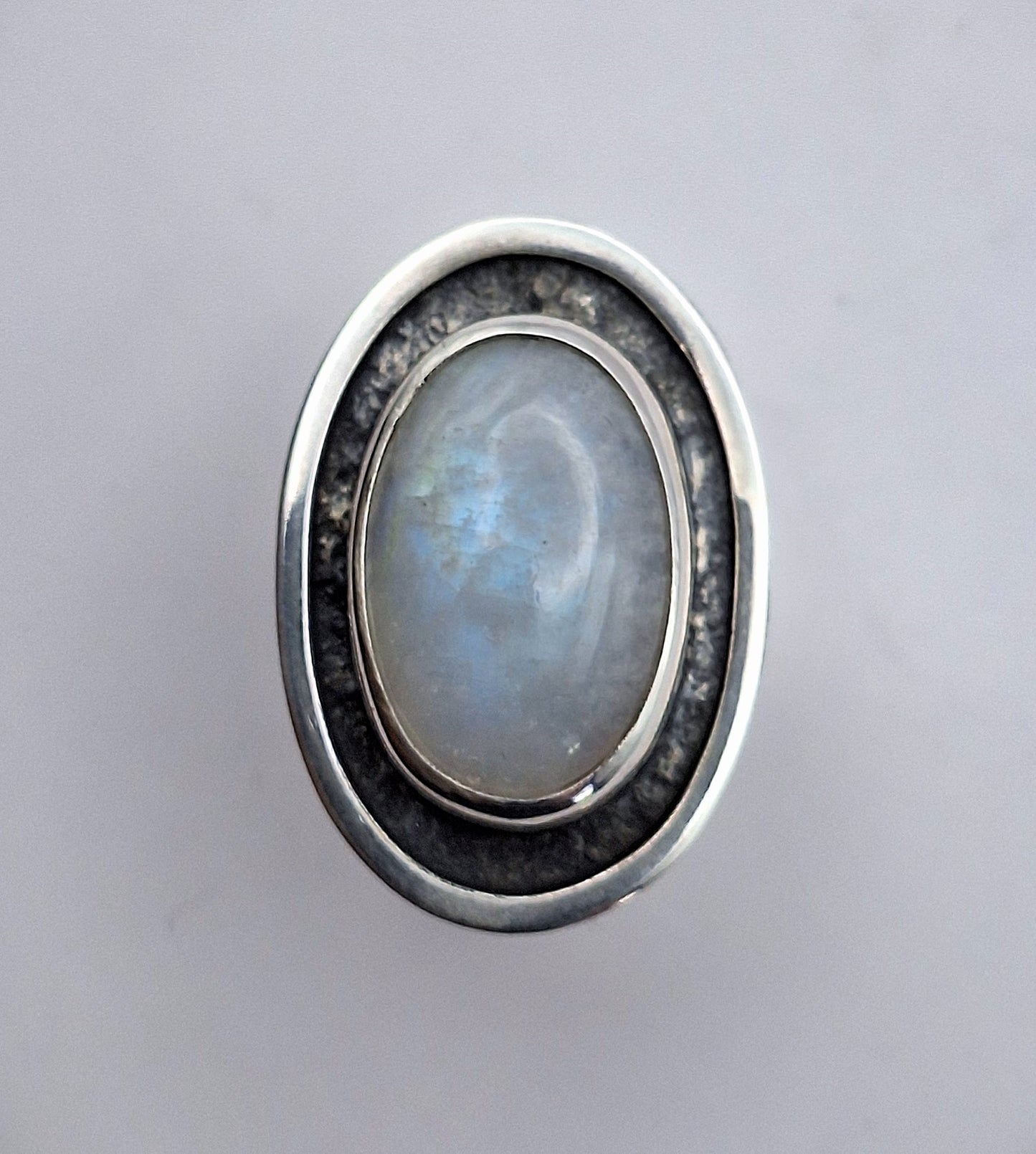 Anillo piedra luna arcoíris envejecido