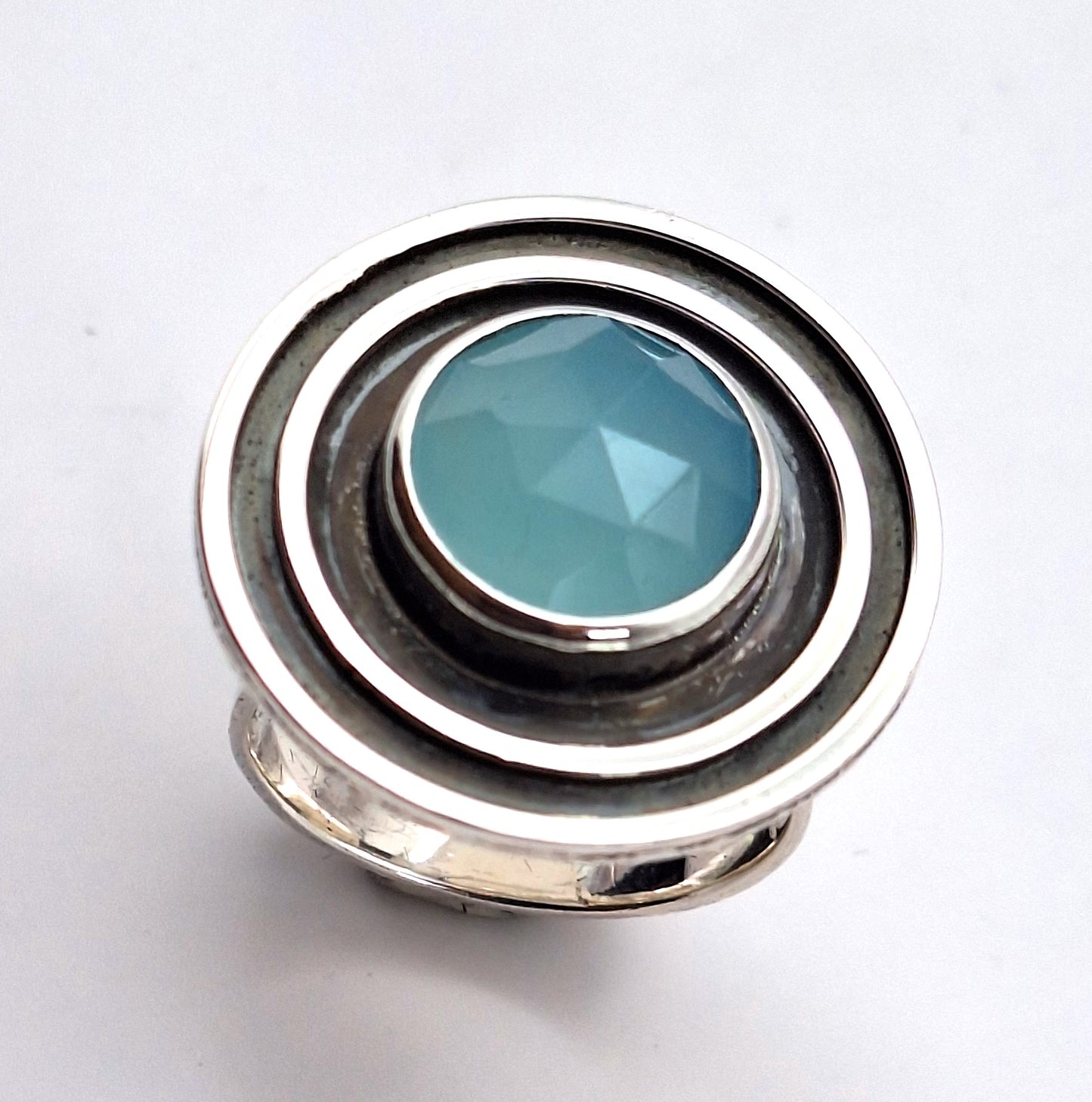 Anillo calcedonia celeste facetada círculos