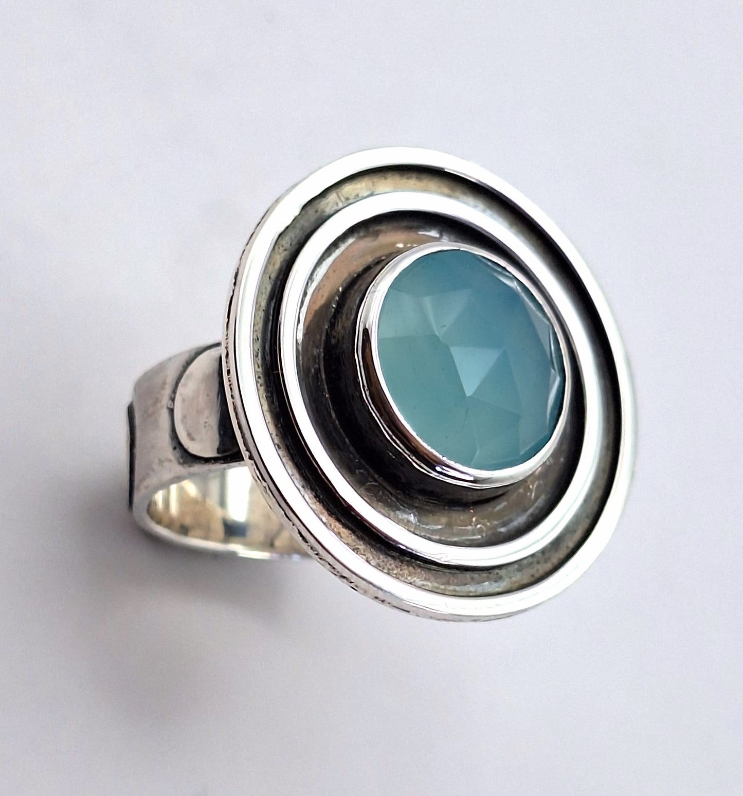 Anillo calcedonia celeste facetada círculos