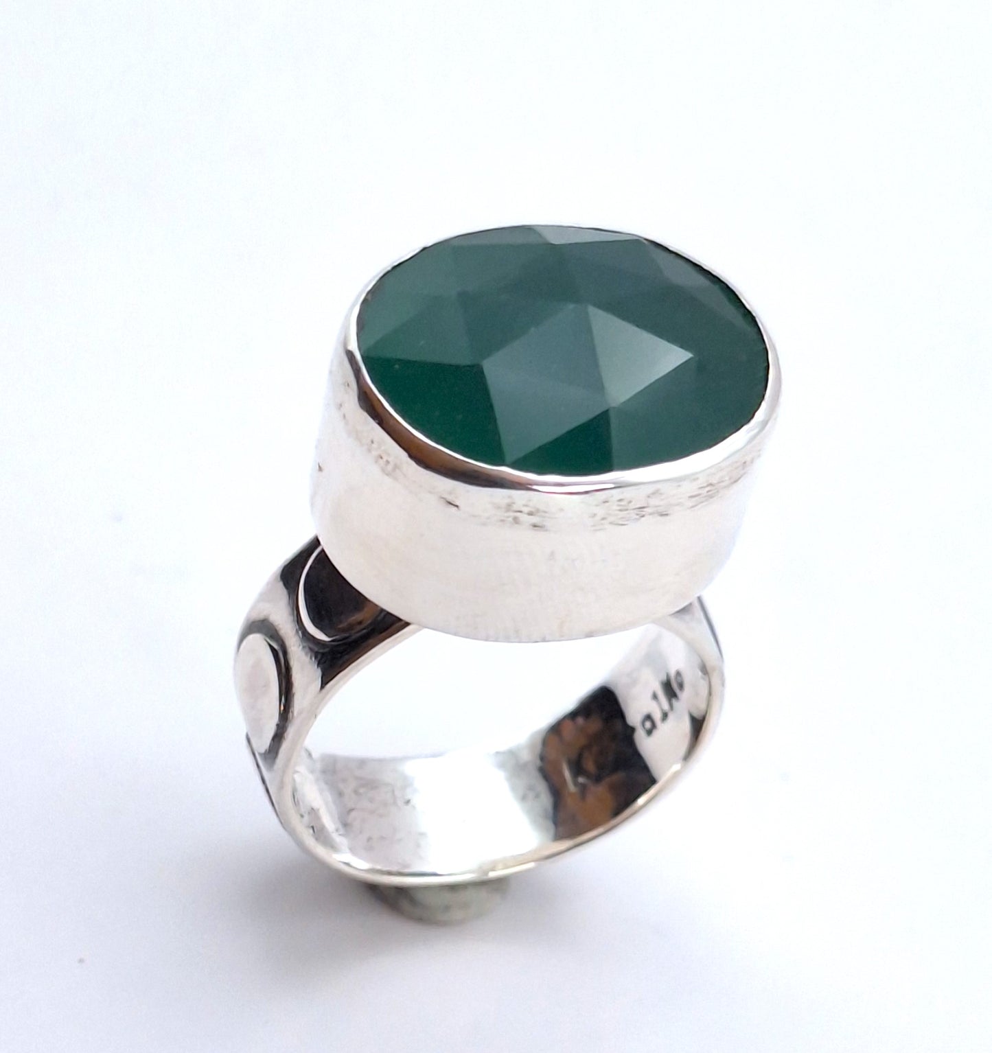 Anillo Ónix verde facetado torre