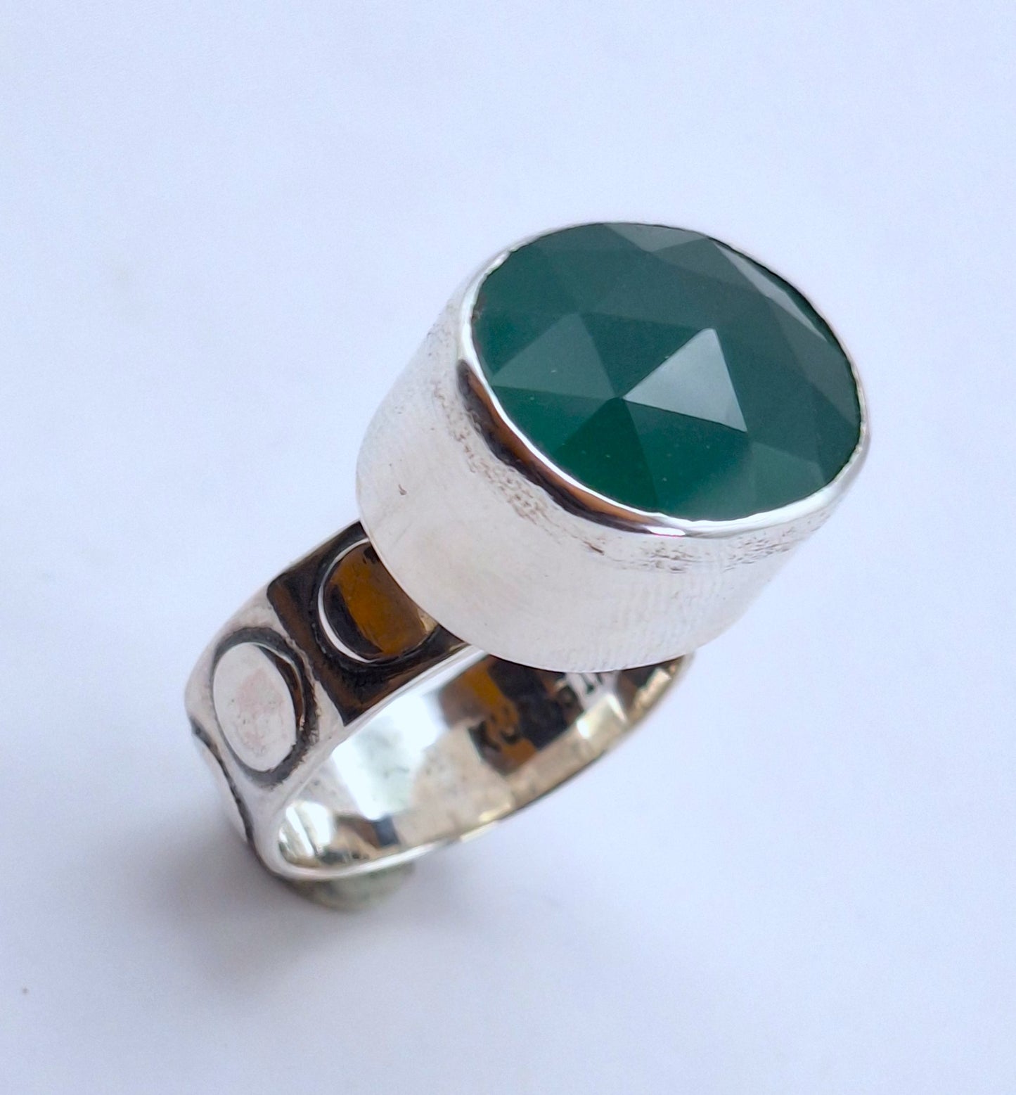 Anillo Ónix verde facetado torre