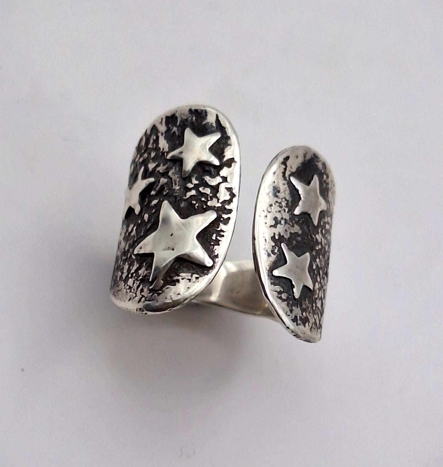 Anillo abierto reticulado con estrellas