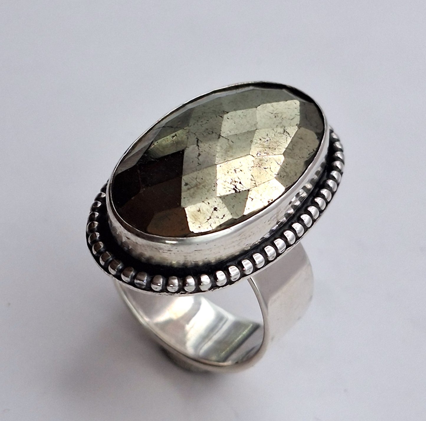 Anillo Pirita facetada con pelotitas