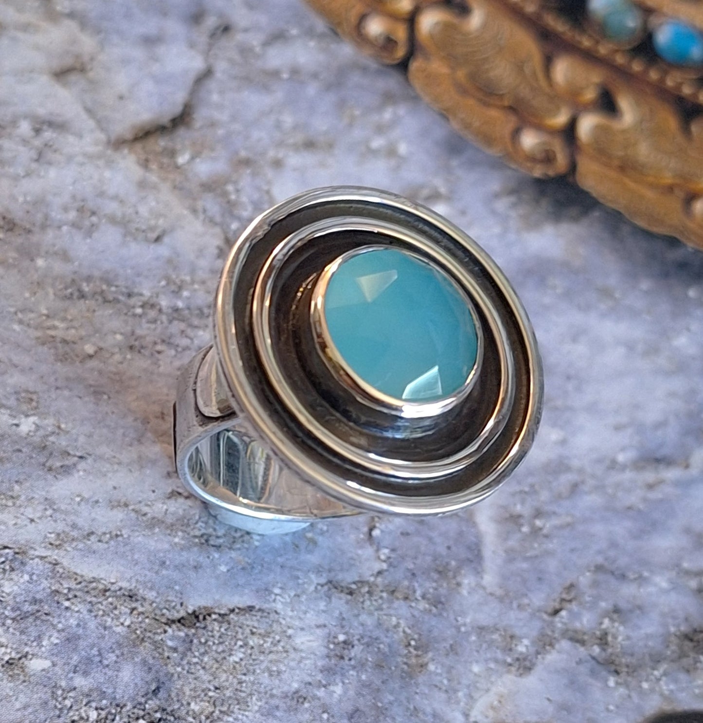 Anillo calcedonia celeste facetada círculos