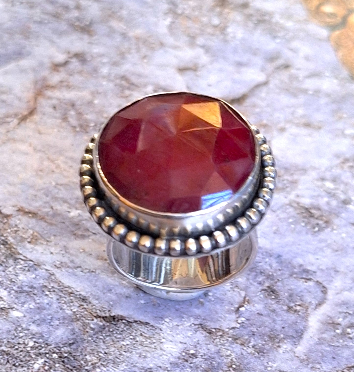 Anillo rubí facetado y pelotitas
