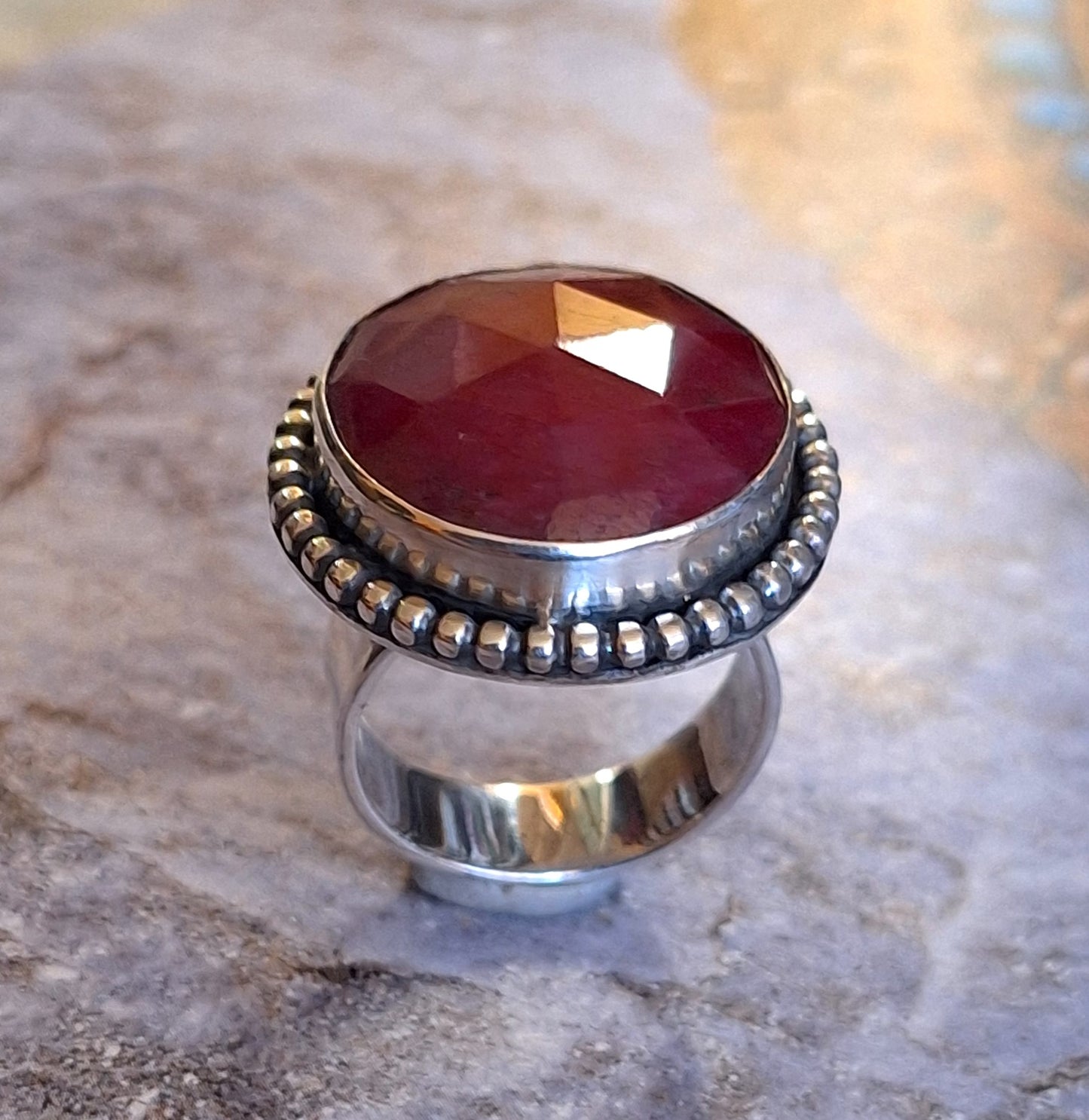 Anillo rubí facetado y pelotitas