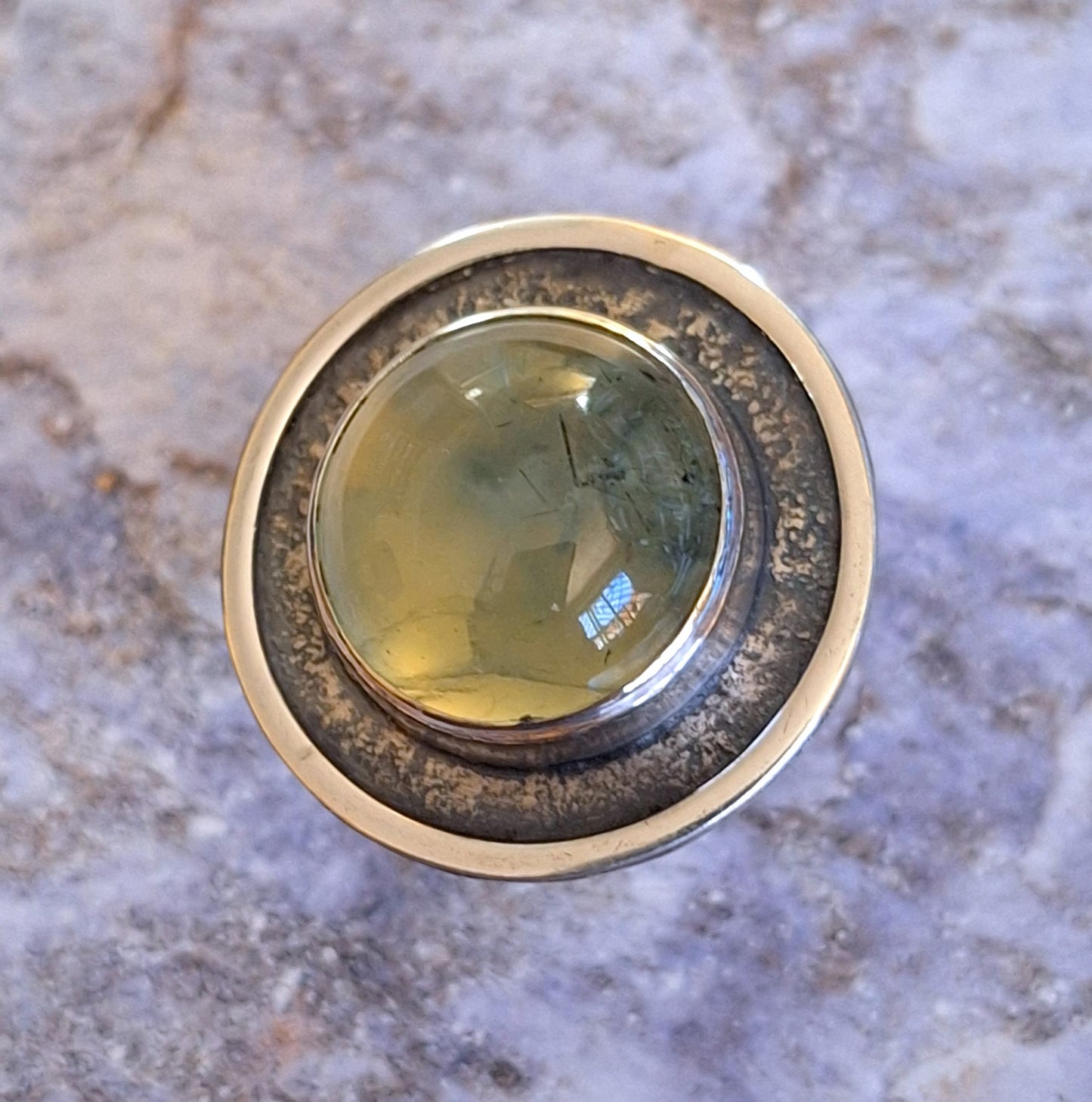 Anillo Prehnita redonda envejecido