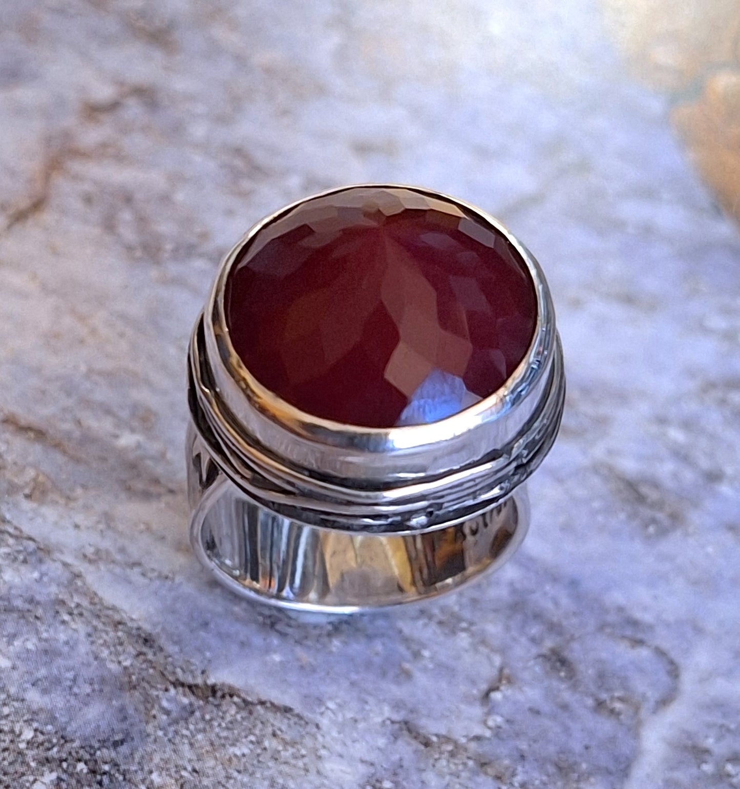 Anillo ónix rojo redondo nido