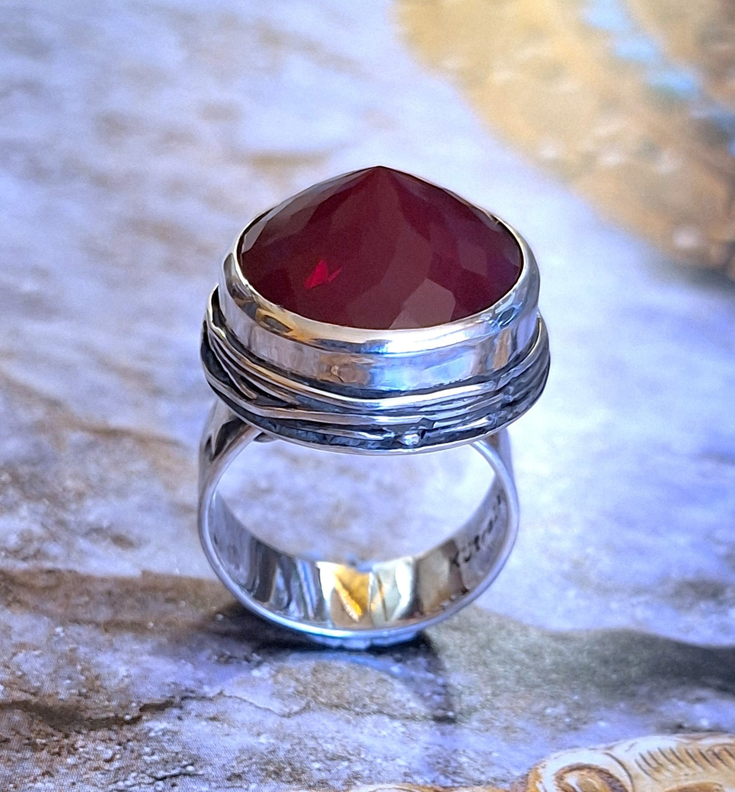 Anillo ónix rojo redondo nido