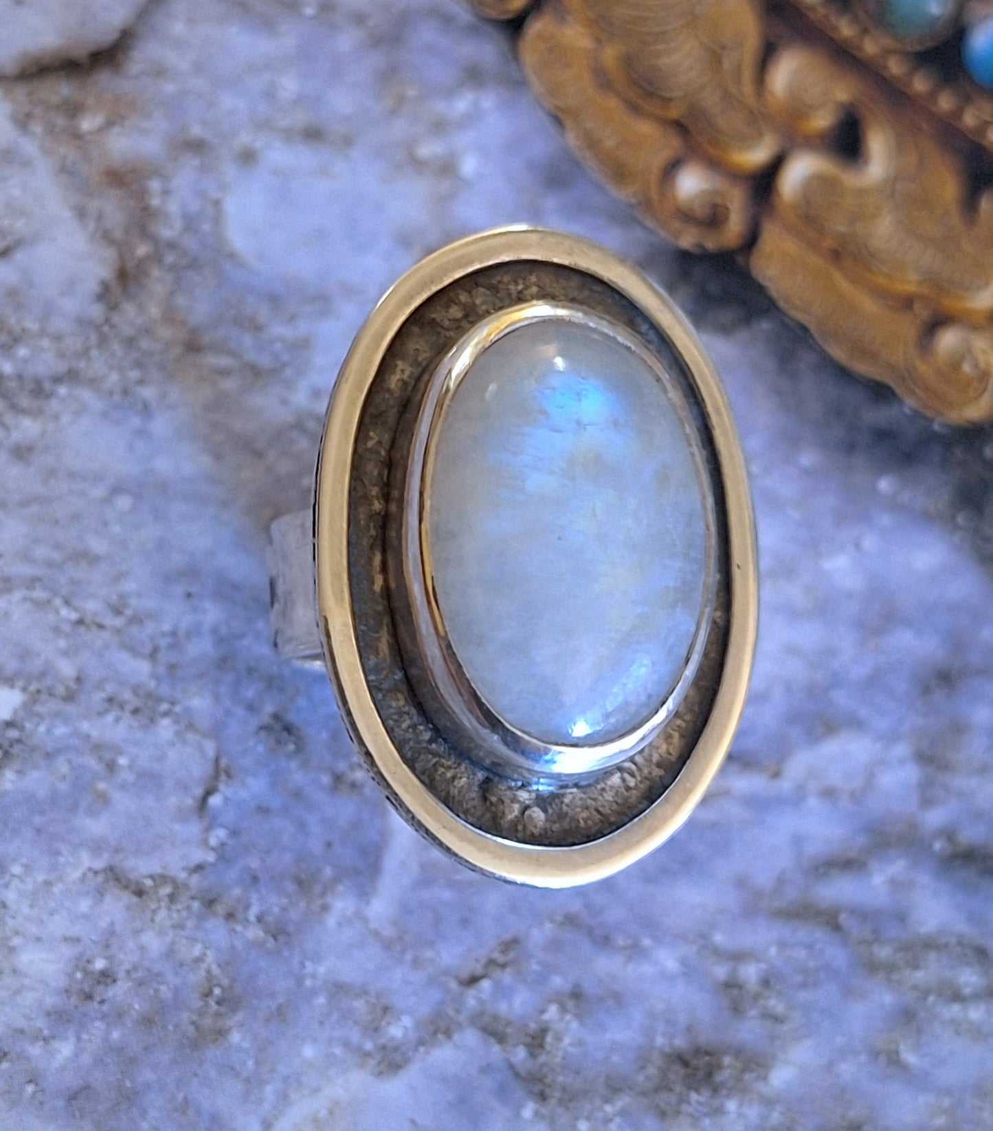 Anillo piedra luna arcoíris envejecido