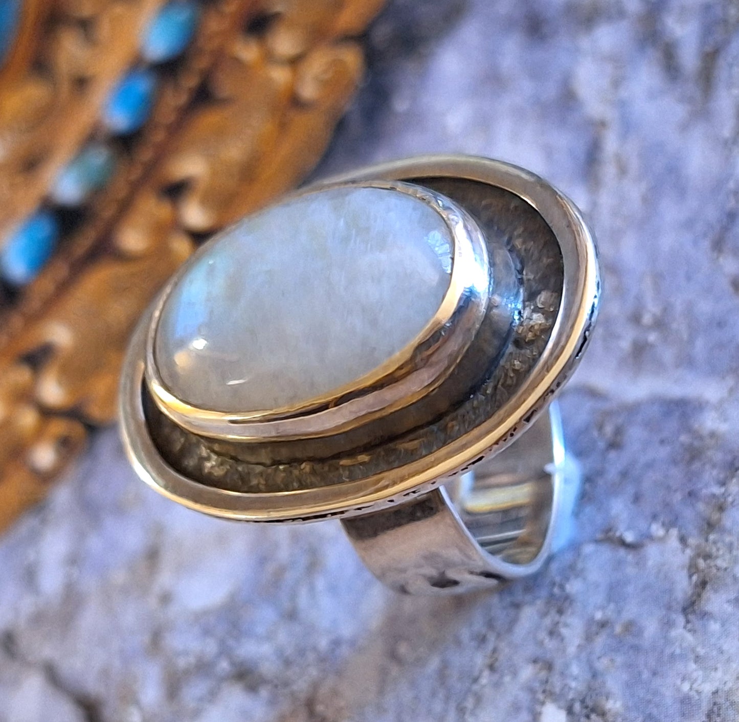 Anillo piedra luna arcoíris envejecido
