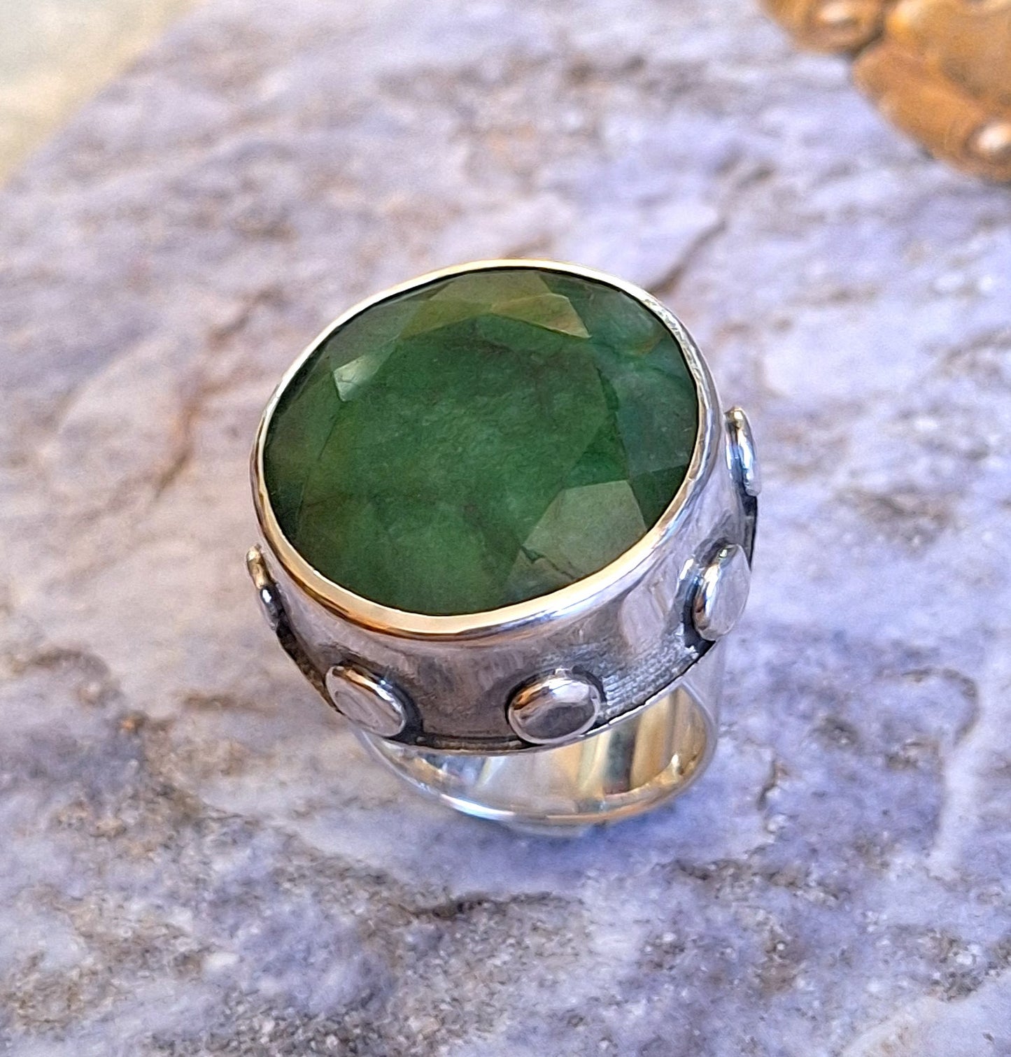Anillo tachas Esmeralda